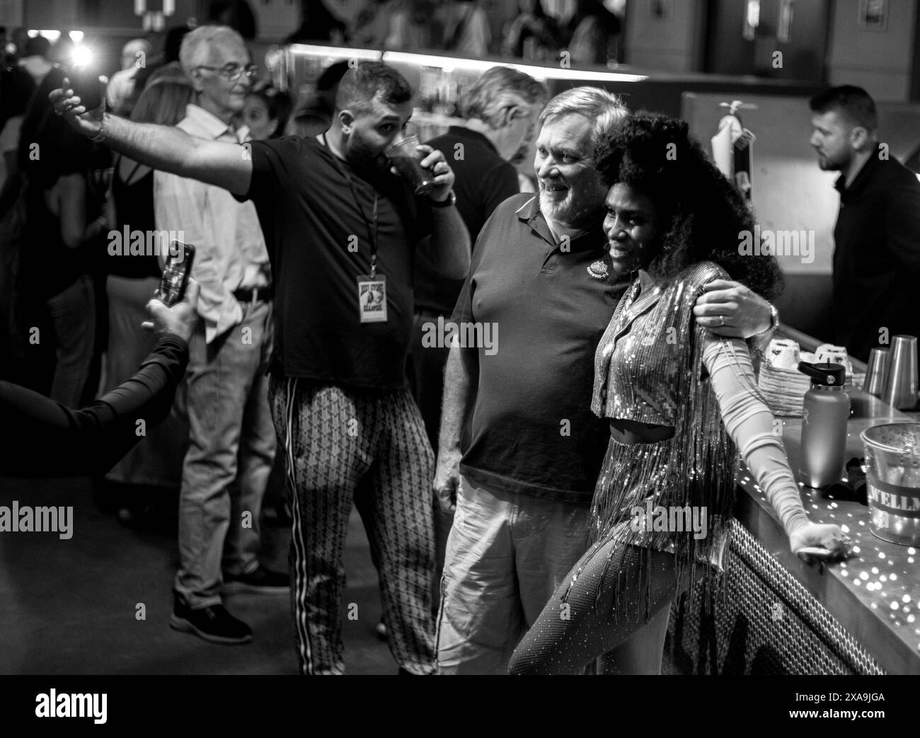 Montclair, New Jersey, Stati Uniti. 4 giugno 2024. Il bassista NIK WEST si esibisce al Wellmont Theater di Montclair, New Jersey West, nativa dell'Arizona, dice che ha iniziato a suonare il basso quando avevo 16 anni. "Ho sentito Michael Jackson's i Wanna Be Starting Something."" "Ba da ba bump""¦" dice suo padre That Bass. Ha detto che vuole suonarlo. "Adoro questo tour e sono così grato a Joss Stone che l'ho amata per sempre e per aver condiviso il suo palco con me. E' come il meglio di entrambi i mondi per me. "Sono ovviamente ispirato da Prince, P-Funk, Lenny Kravitz, Sly e la famiglia S. Foto Stock