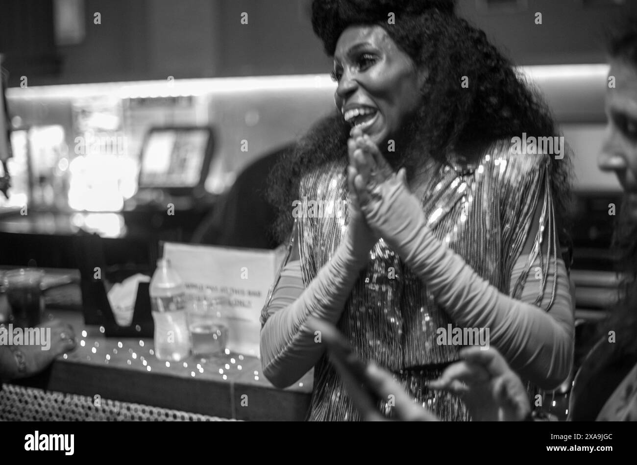 Montclair, New Jersey, Stati Uniti. 4 giugno 2024. Il bassista NIK WEST si esibisce al Wellmont Theater di Montclair, New Jersey West, nativa dell'Arizona, dice che ha iniziato a suonare il basso quando avevo 16 anni. "Ho sentito Michael Jackson's i Wanna Be Starting Something."" "Ba da ba bump""¦" dice suo padre That Bass. Ha detto che vuole suonarlo. "Adoro questo tour e sono così grato a Joss Stone che l'ho amata per sempre e per aver condiviso il suo palco con me. E' come il meglio di entrambi i mondi per me. "Sono ovviamente ispirato da Prince, P-Funk, Lenny Kravitz, Sly e la famiglia S. Foto Stock