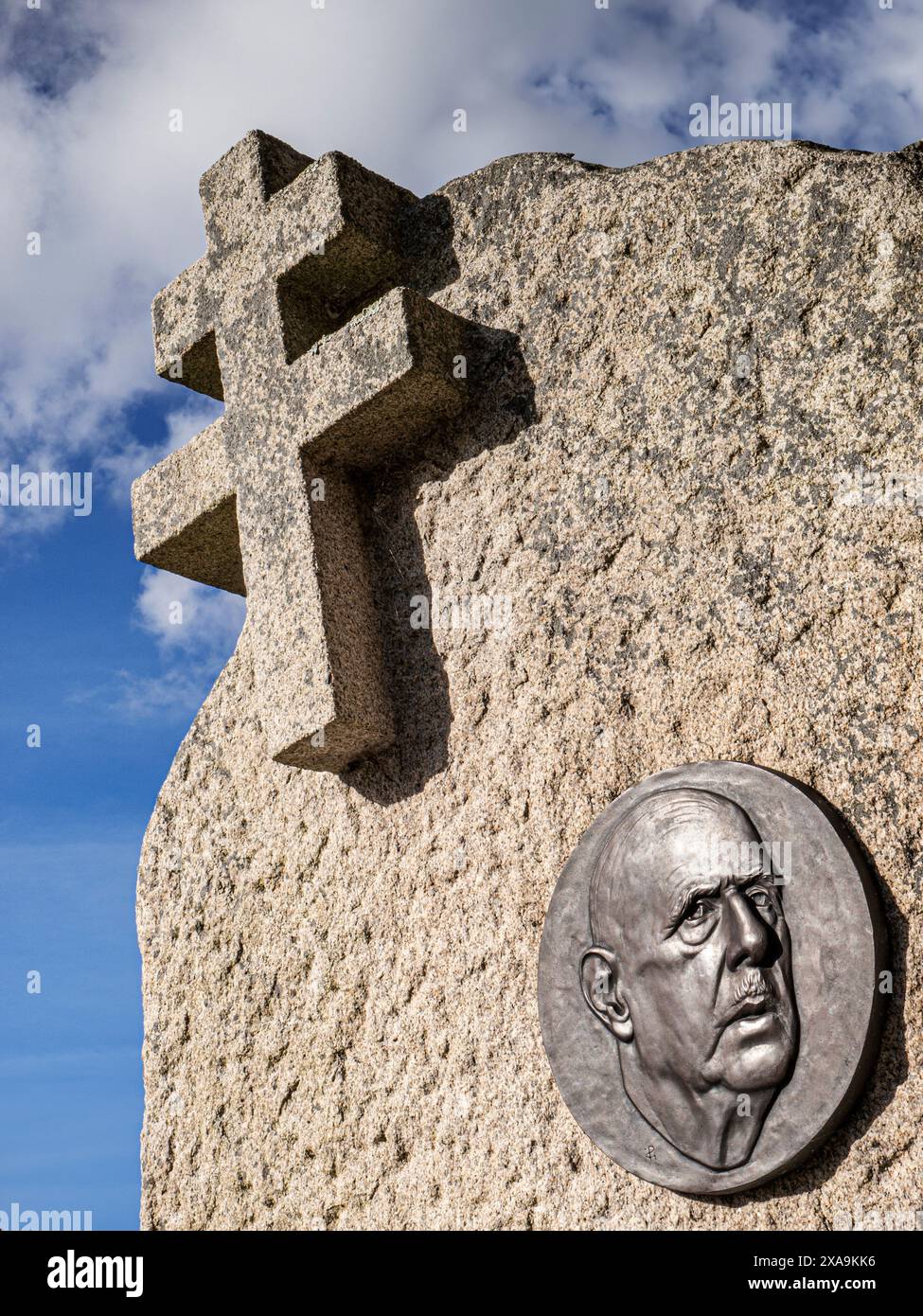 Il generale de Gaulle targa di bronzo sulla pietra commemorativa pilastro & Free Croce francese notando il suo 1944 WW2 discorso Place Charles de Gaulle Quimper Francia Foto Stock