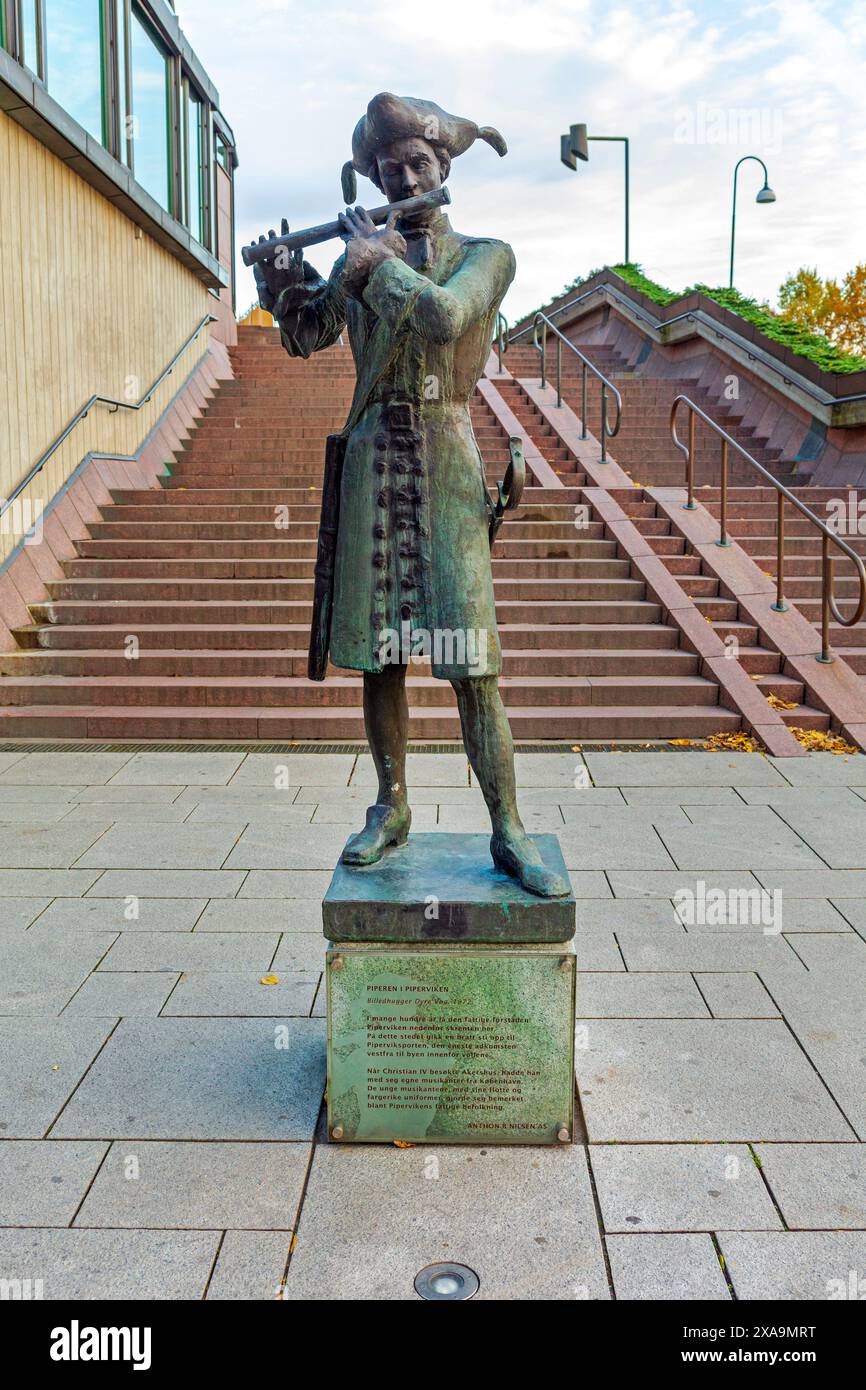 Oslo, Norvegia - 30 ottobre 2016: Statua in bronzo di Piperen Piperviken flautista dell'artista Dyre VAA Landmark nel centro della capitale. Foto Stock