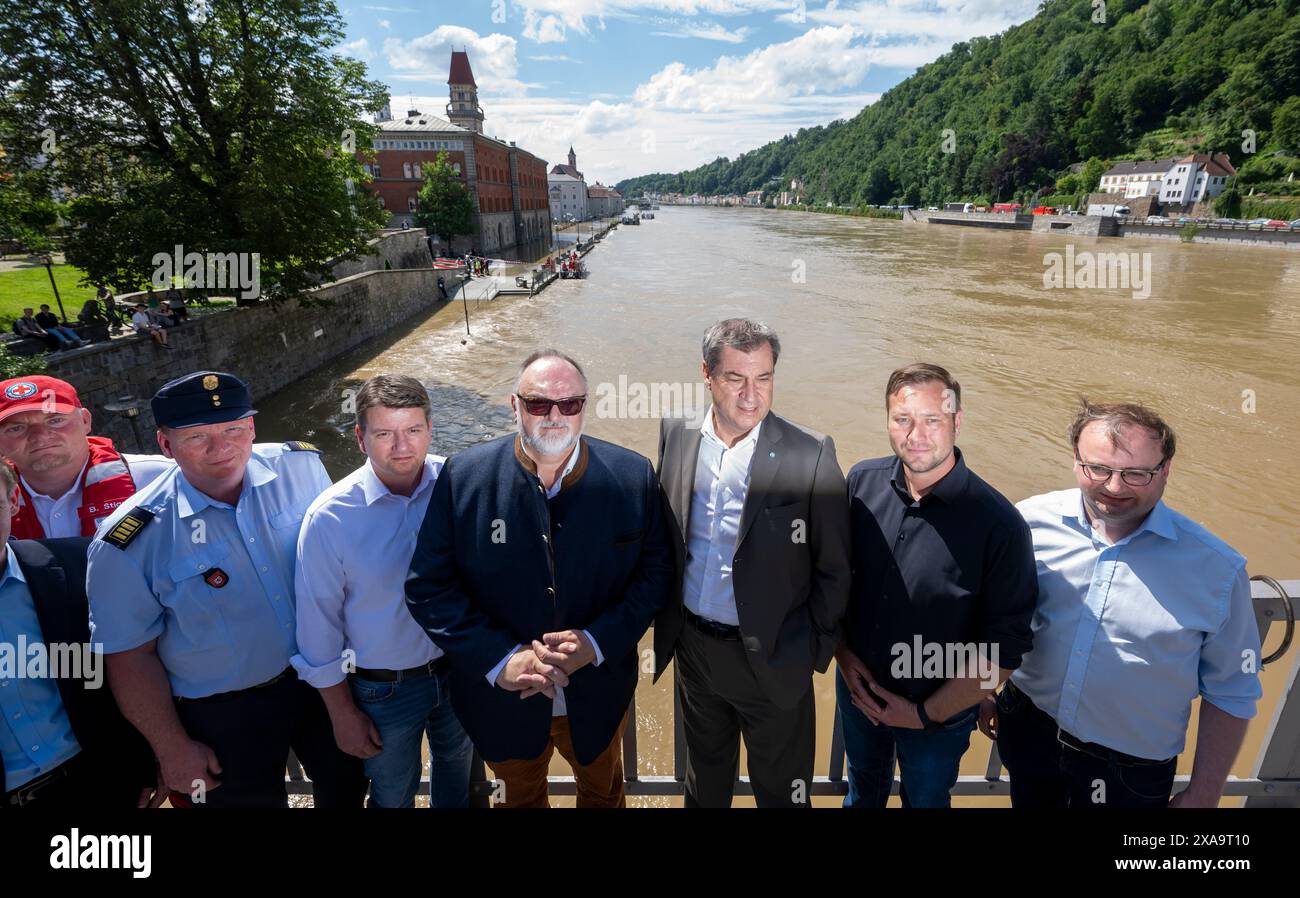 Passau, Germania. 5 giugno 2024. Markus Söder (M, CSU), primo ministro della Baviera, si trova sul ponte Prinzregent-Luitpold, che attraversa il Danubio, nella città sui tre fiumi con vari rappresentanti della regione. Dopo forti piogge, molti luoghi della Baviera continuano ad essere allagati. Crediti: Peter Kneffel/dpa/Alamy Live News Foto Stock