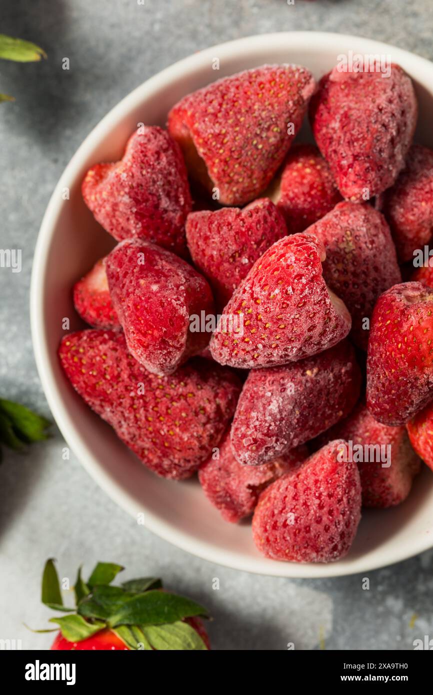 Fragole organiche congelate a freddo in una ciotola Foto Stock