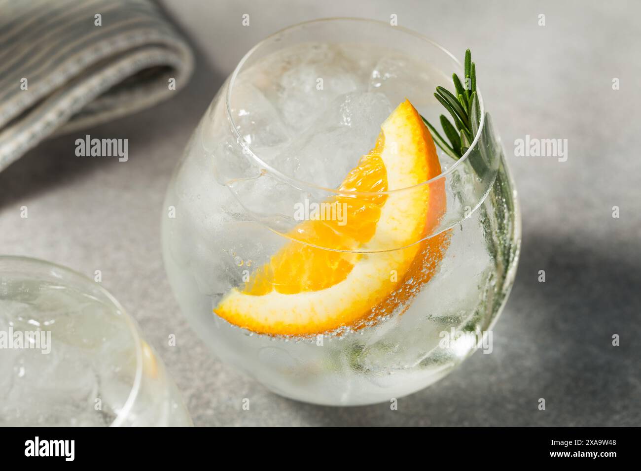 Cocktail Seltzer rigido e rinfrescante con limone e rosmarino Foto Stock