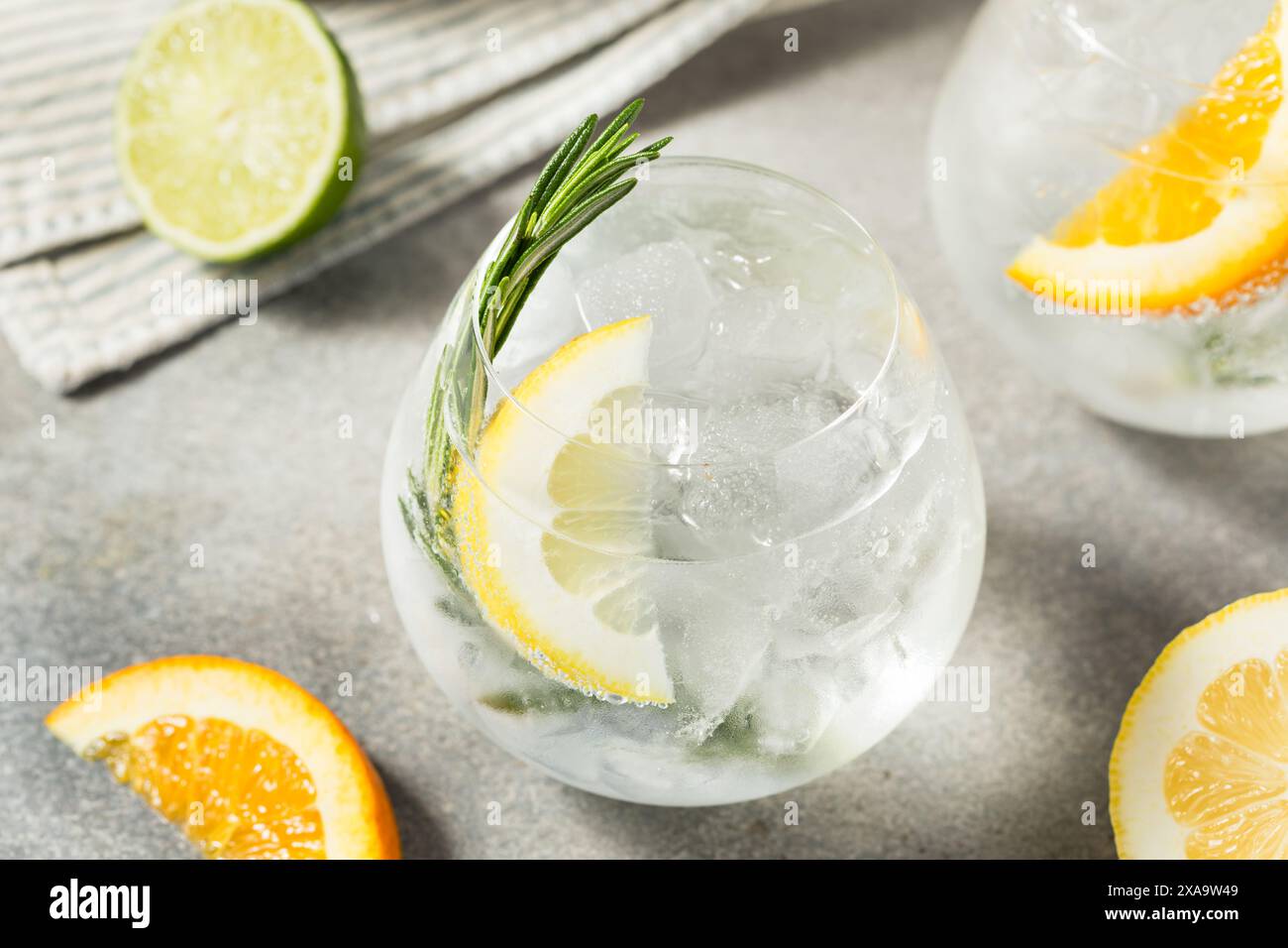 Cocktail Seltzer rigido e rinfrescante con limone e rosmarino Foto Stock