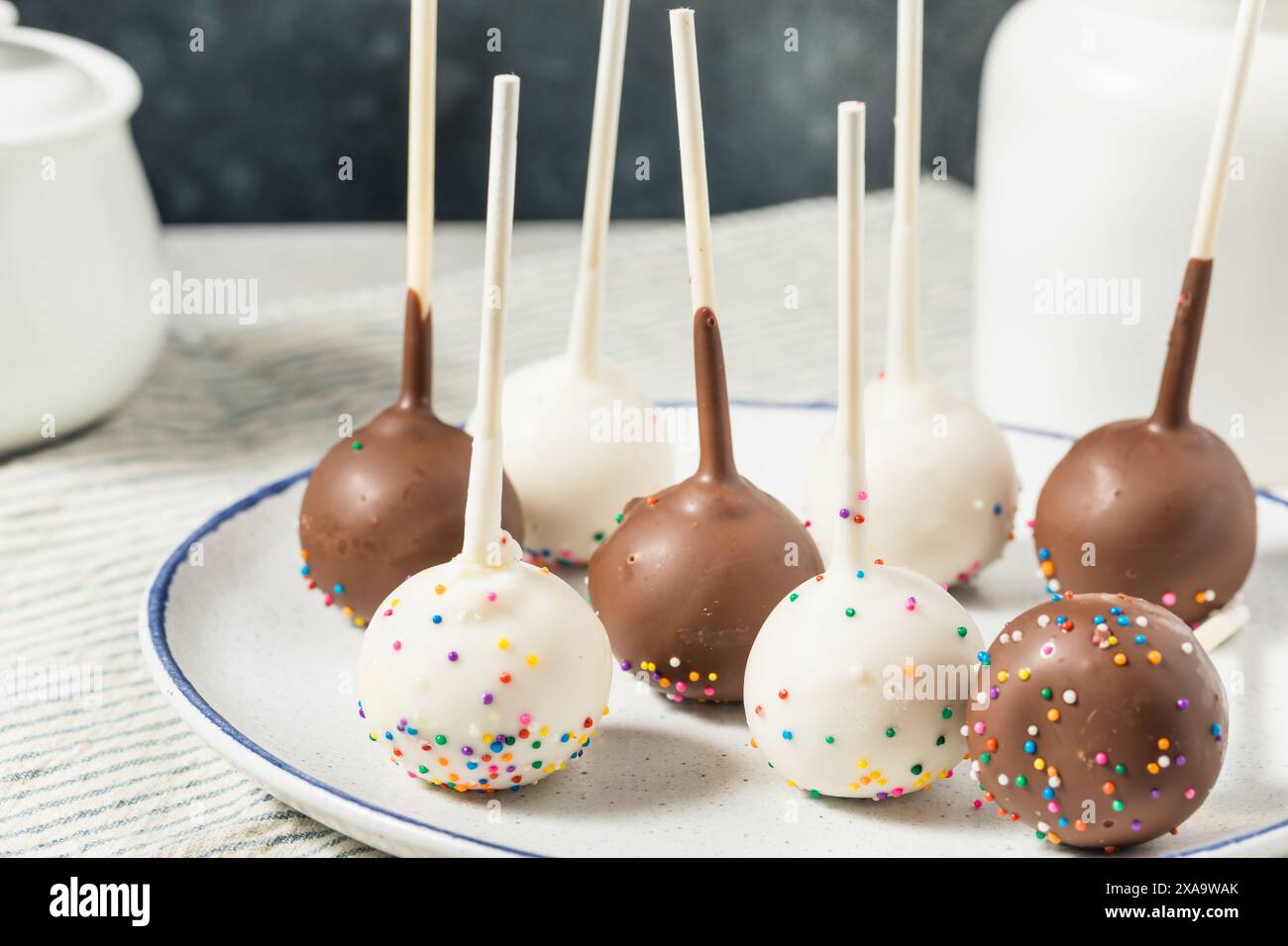 Ciambelle fatte in casa alla vaniglia e al cioccolato con scampi Foto Stock