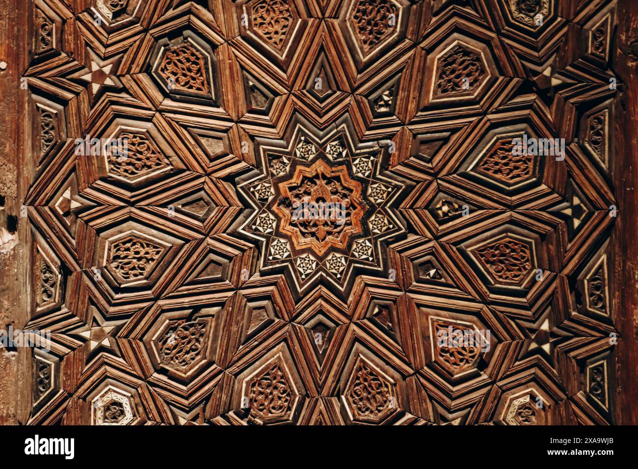 Doha, Qatar - 1 maggio 2024: Pannello dal minbar dell'Amir Qawsun. Egitto, Cairo, periodo mamelucco, 1330 d.C. Foto Stock