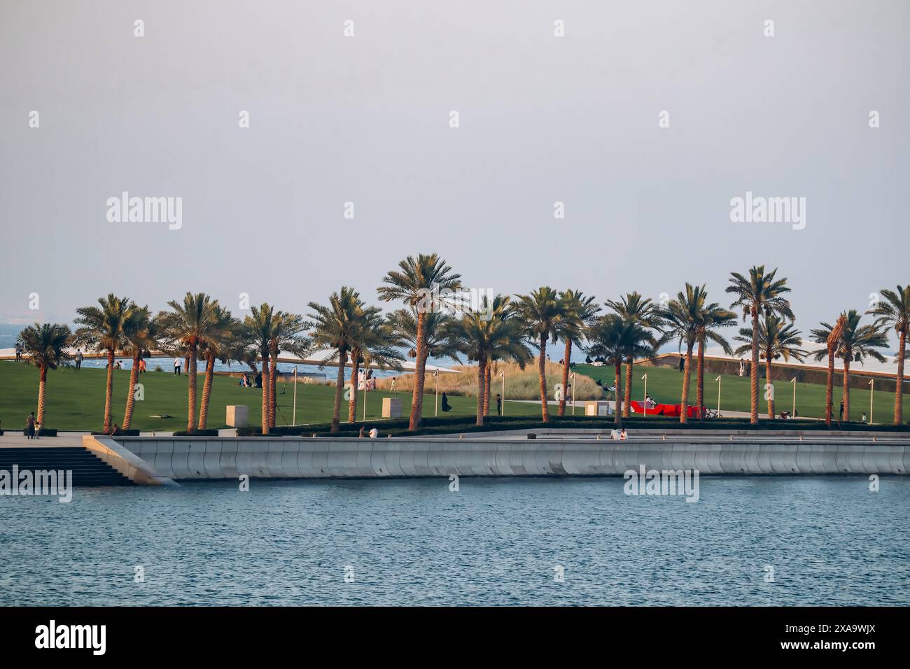 Gli argini del Golfo Persico nel centro di Doha al tramonto Foto Stock