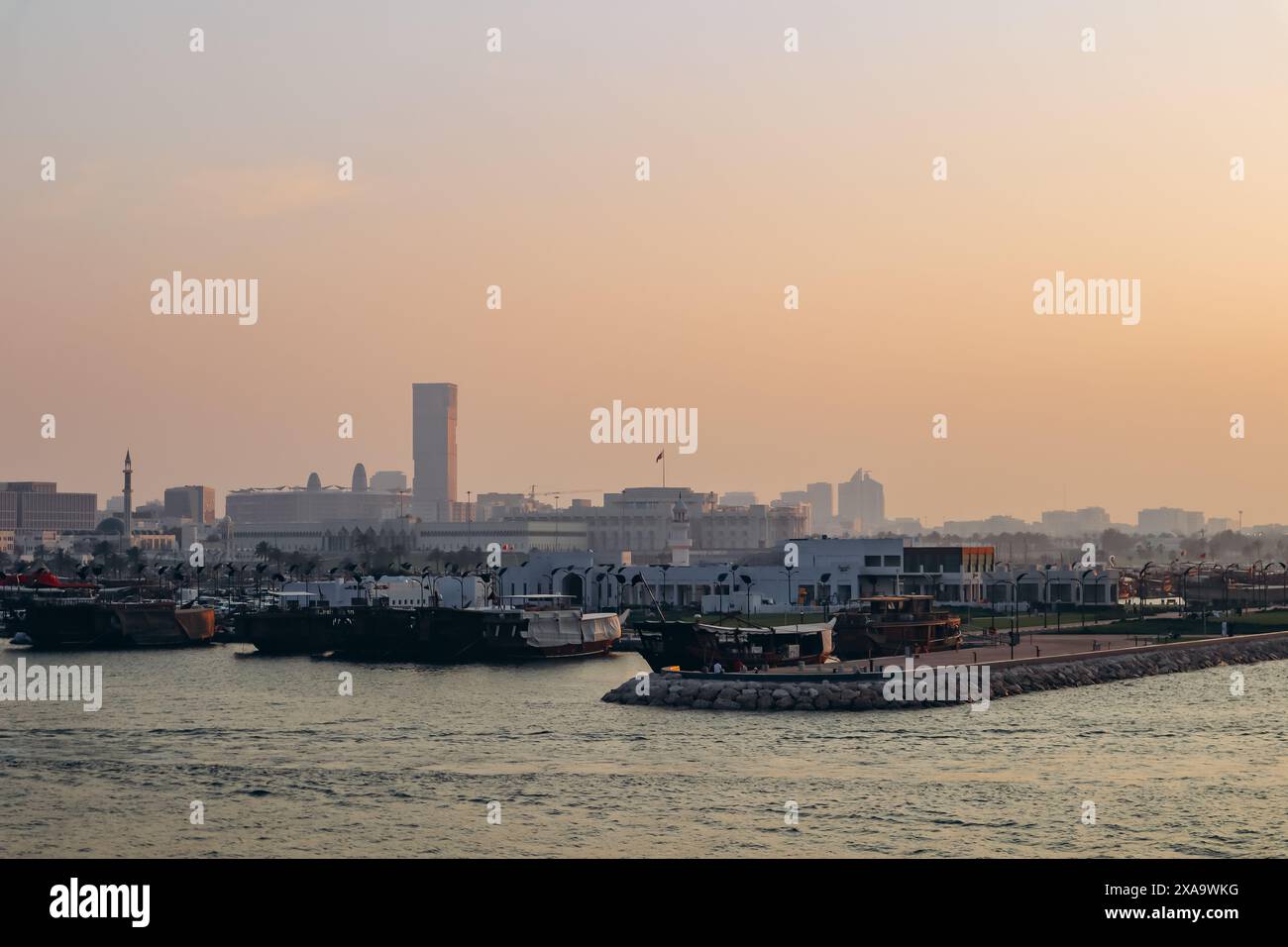 Gli argini del Golfo Persico nel centro di Doha al tramonto Foto Stock