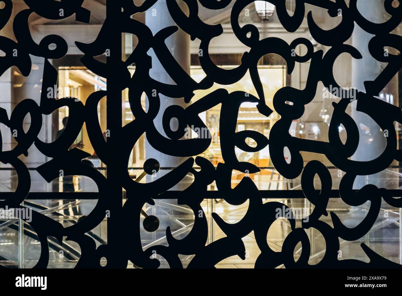 Doha, Qatar - 1 maggio 2024: Reticolo arabo sulla facciata delle Galeries Lafayette a Doha Foto Stock