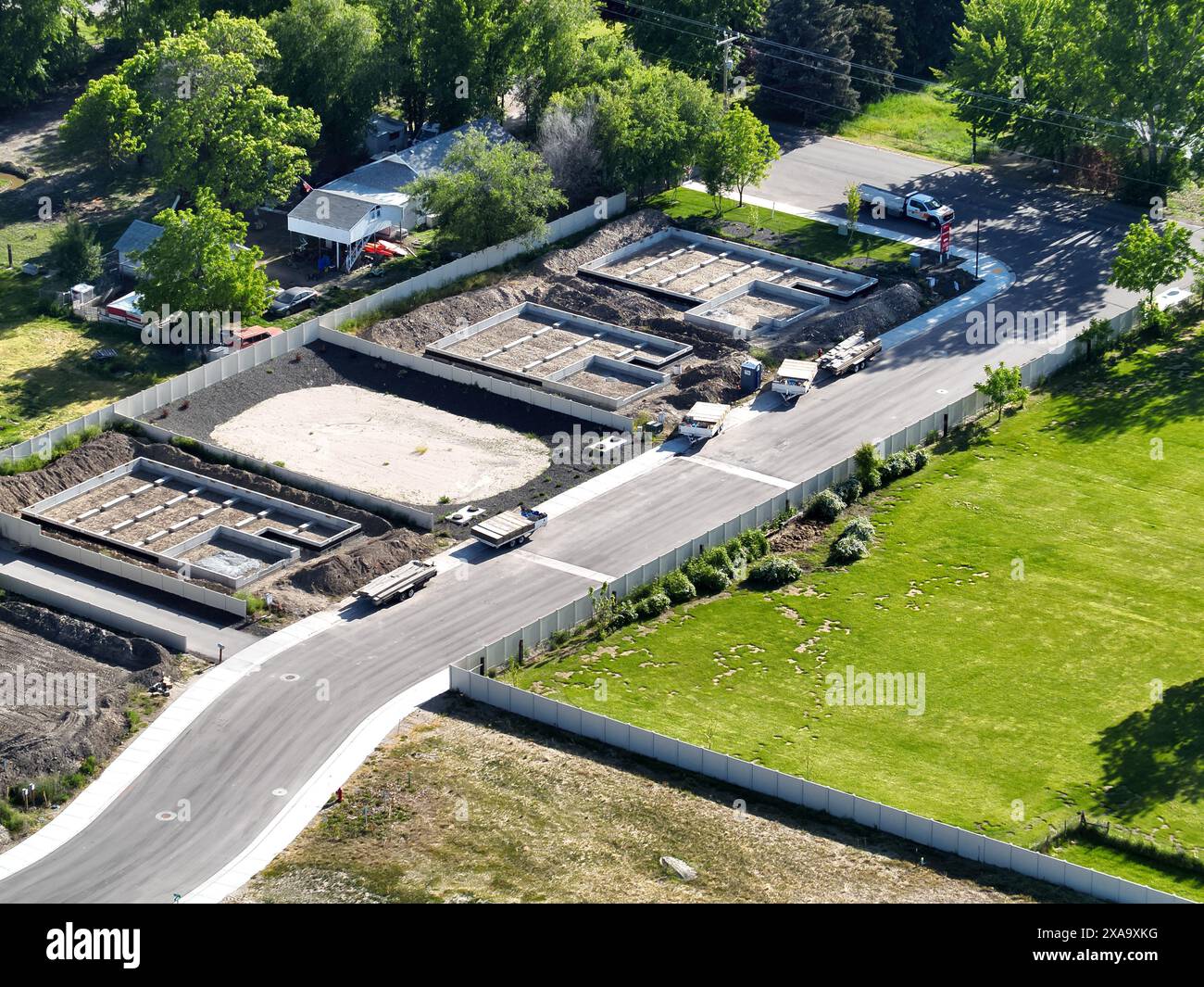 Vista aerea della strada e degli edifici in un vasto terreno vuoto Foto Stock