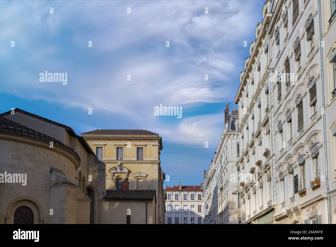 Lione, una tipica strada del centro, con splendidi edifici Foto Stock