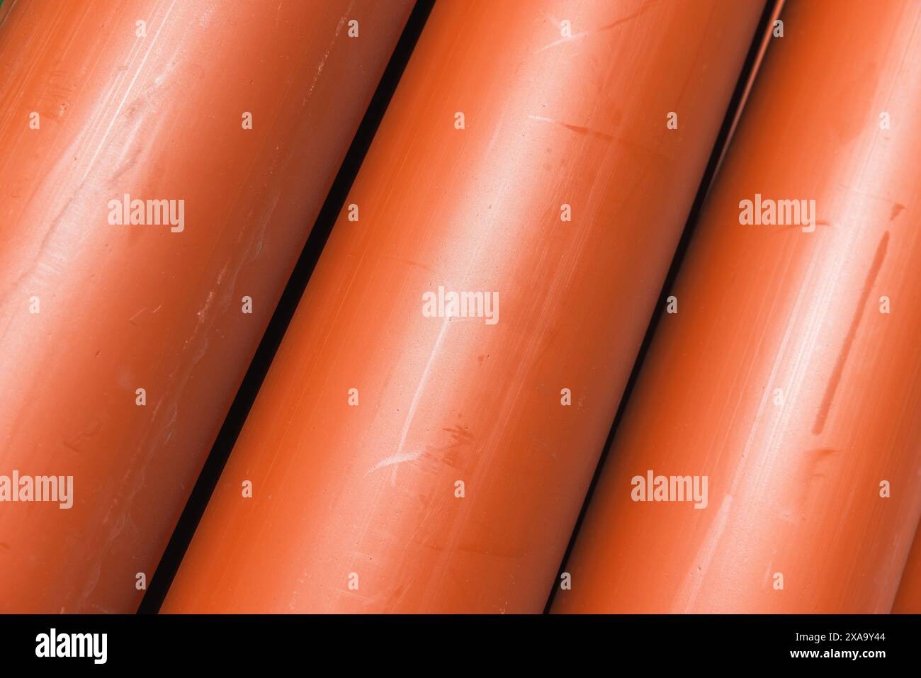 I tubi in plastica per fognature esterne sono disposti in fila, elementi di un sistema fognario sotterraneo esterno Foto Stock