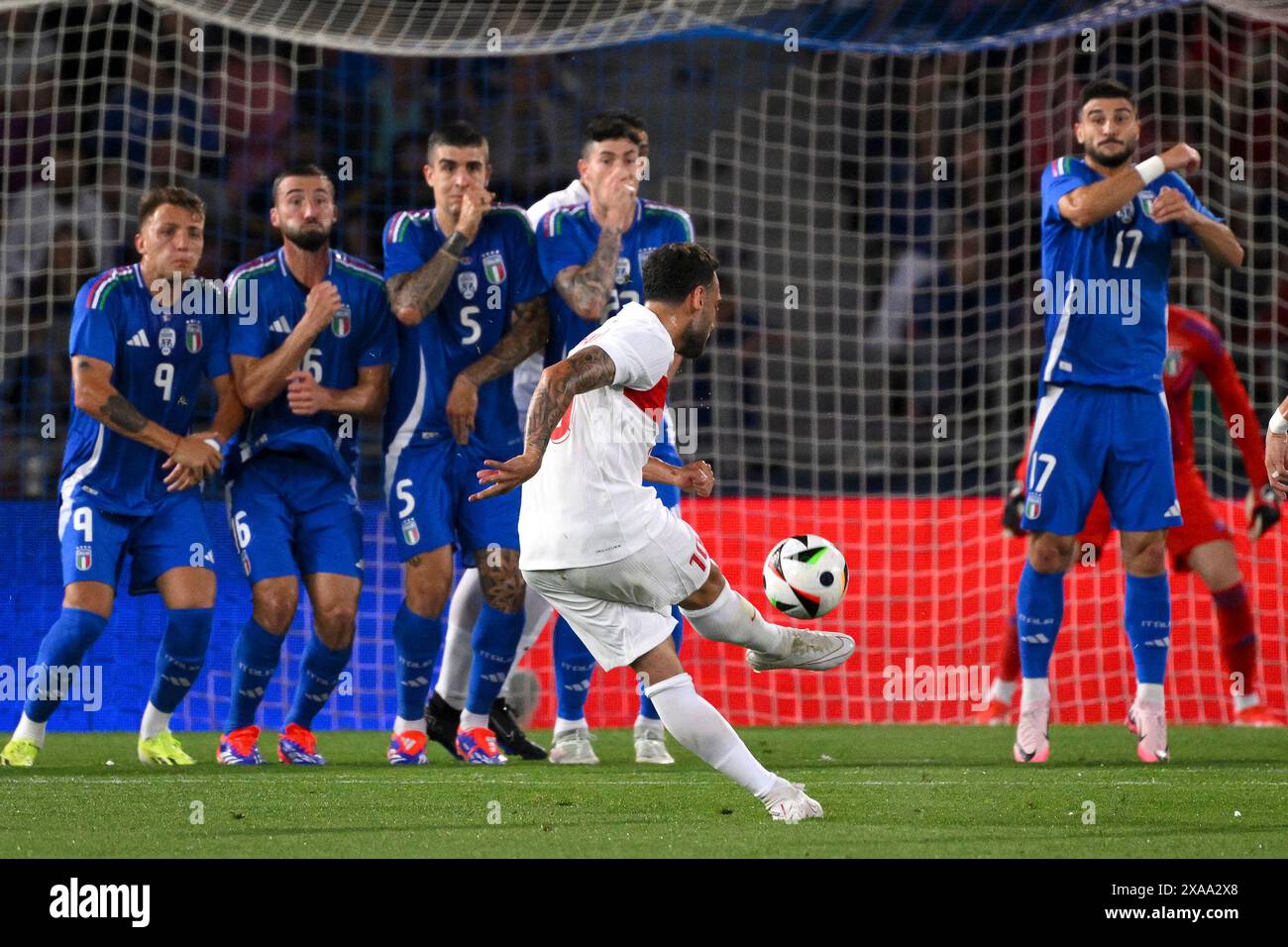 Hakan Calhanoglu della Turchia calcia un calcio di punizione durante un'amichevole di calcio tra Italia e Turchia allo stadio Renato Dall'Ara di Bologna, 4 giugno 2024. Foto Stock
