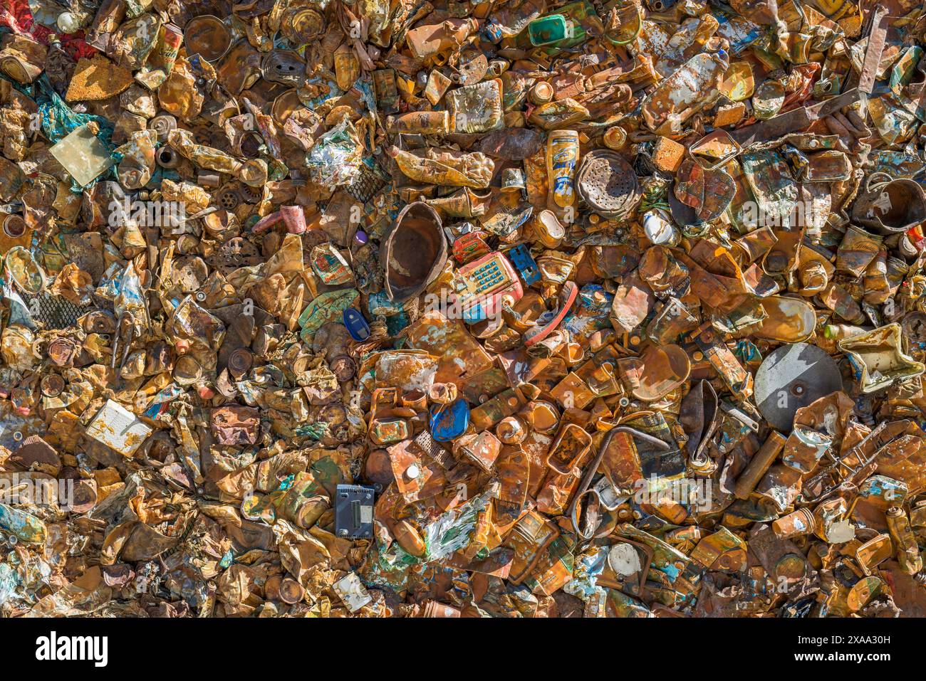 Un grande mucchio di spazzatura vicino alla riva Foto Stock