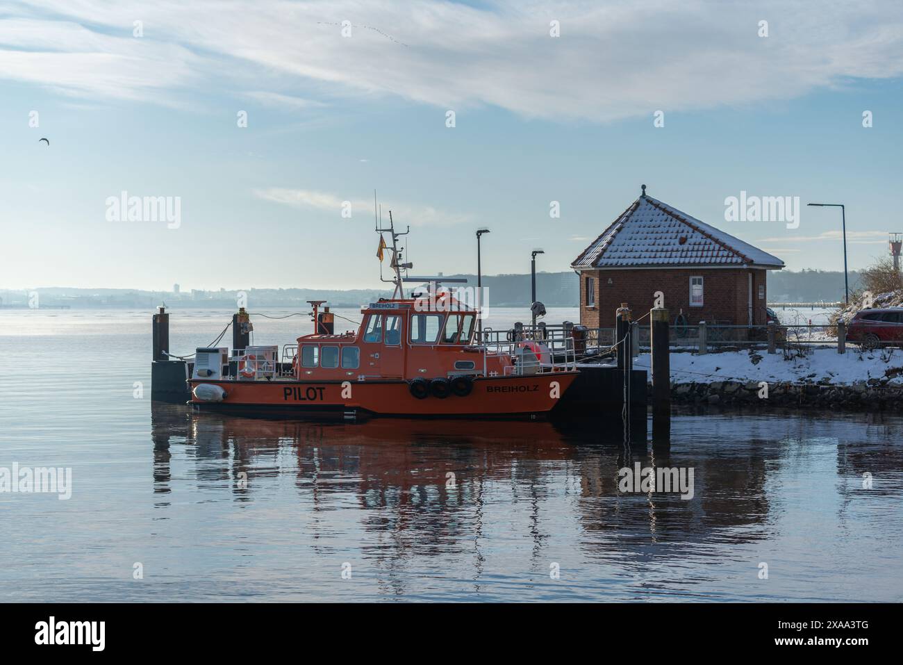 Barca dei piloti di mare, che guidano le navi attraverso il Canale di Kien, Kiel, il quartiere della città di Holtenau, il fiordo di Kiel, il Mar Baltico, Schleswig-Holstein, Germania Foto Stock