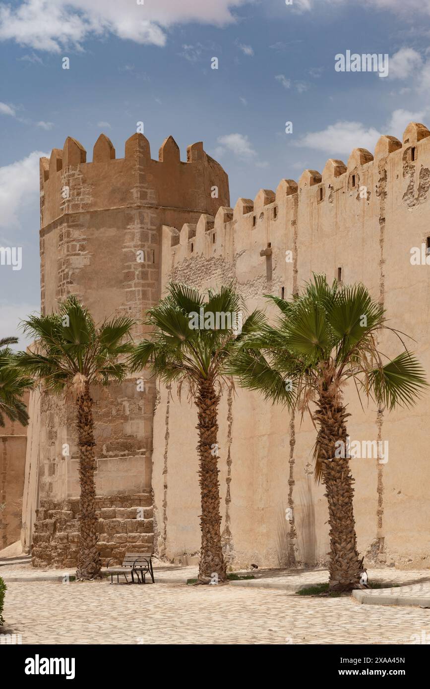 Torre e dettaglio delle antiche mura della Medina medievale di Sfax sulla costa mediterranea della Tunisia, Nord Africa. Foto Stock