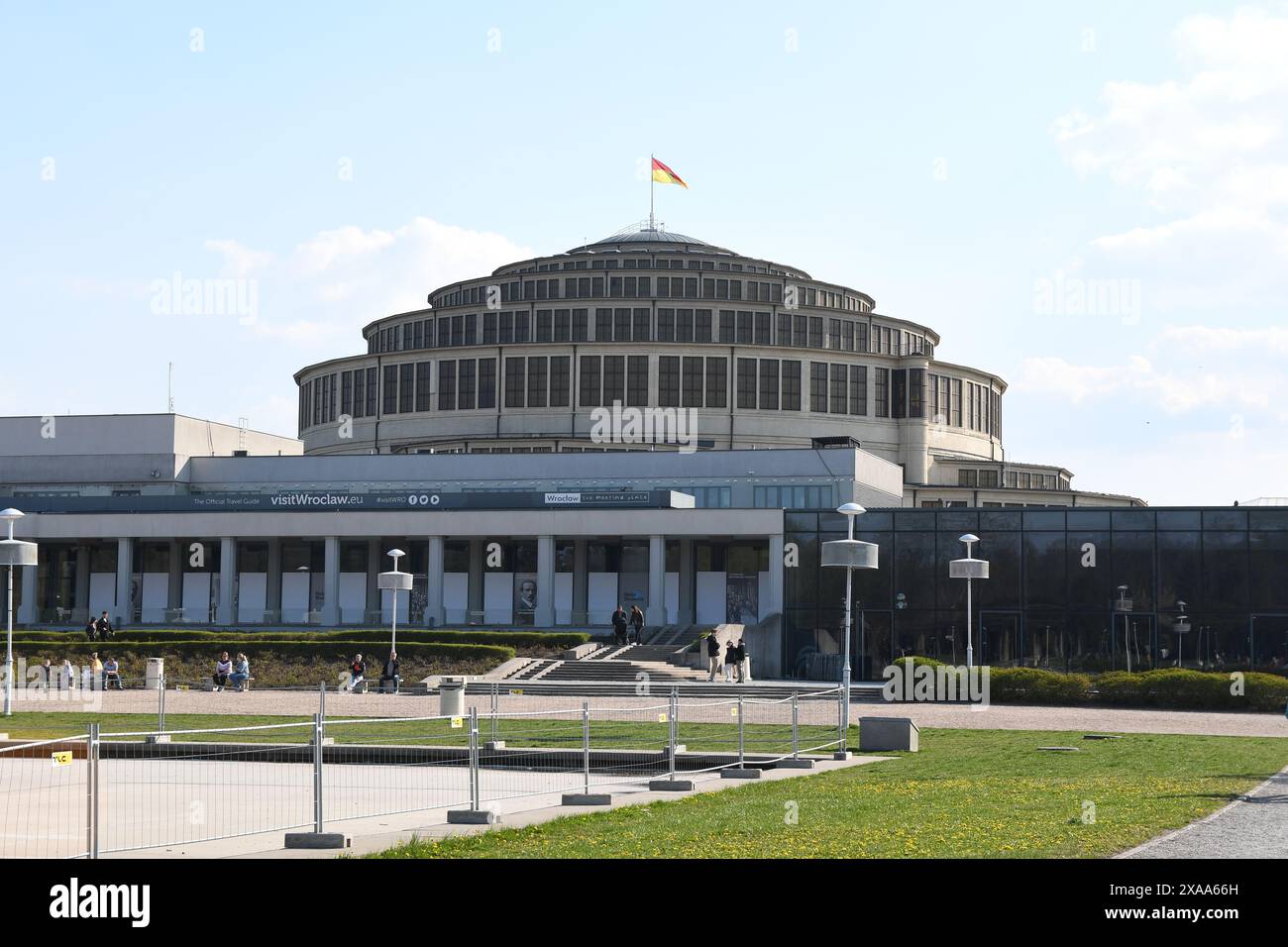 La vista della Centennial Hall di Breslavia in una giornata di sole Foto Stock