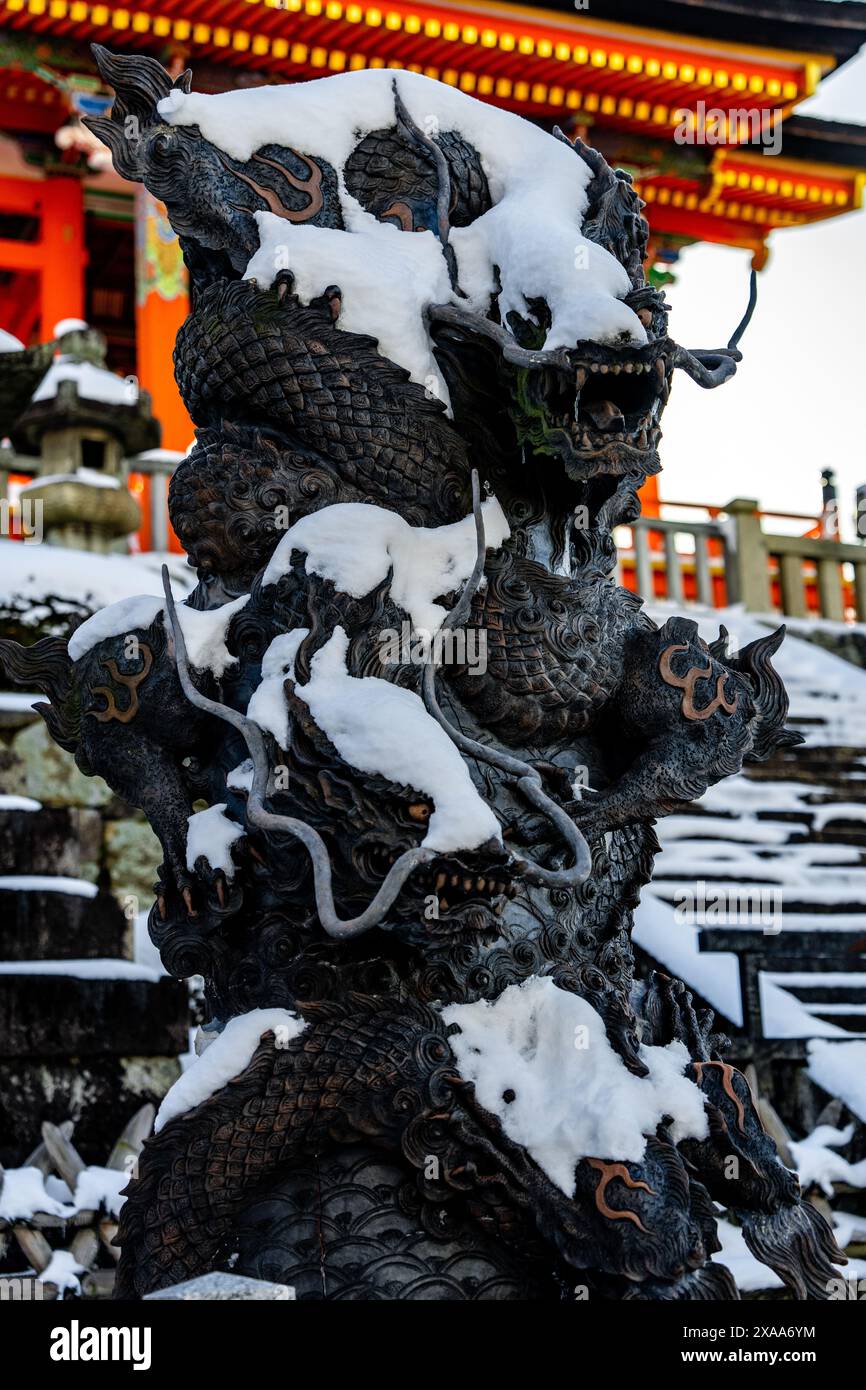 Una minacciosa statua del drago ricoperta di neve presso l'antico tempio sacro Kiyomizudera a Kyoto in Giappone Foto Stock