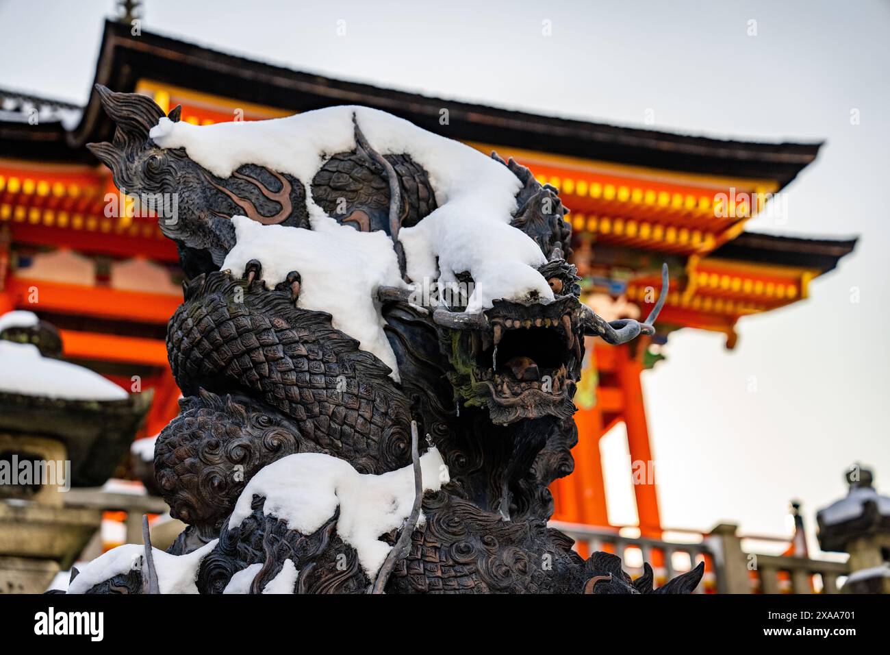 Una minacciosa statua del drago ricoperta di neve presso l'antico tempio sacro Kiyomizudera a Kyoto in Giappone Foto Stock