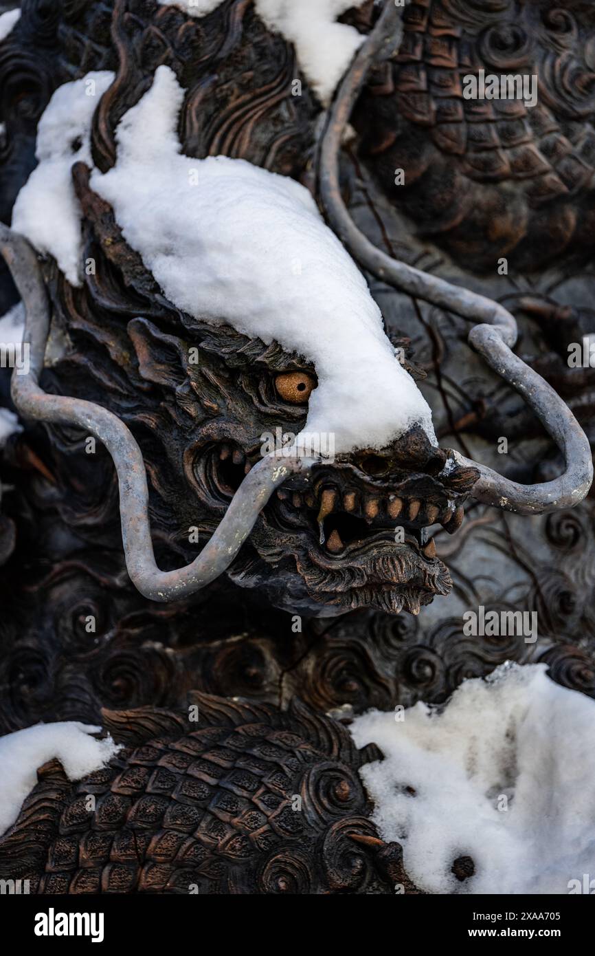 Una minacciosa statua del drago ricoperta di neve presso l'antico tempio sacro Kiyomizudera a Kyoto in Giappone Foto Stock