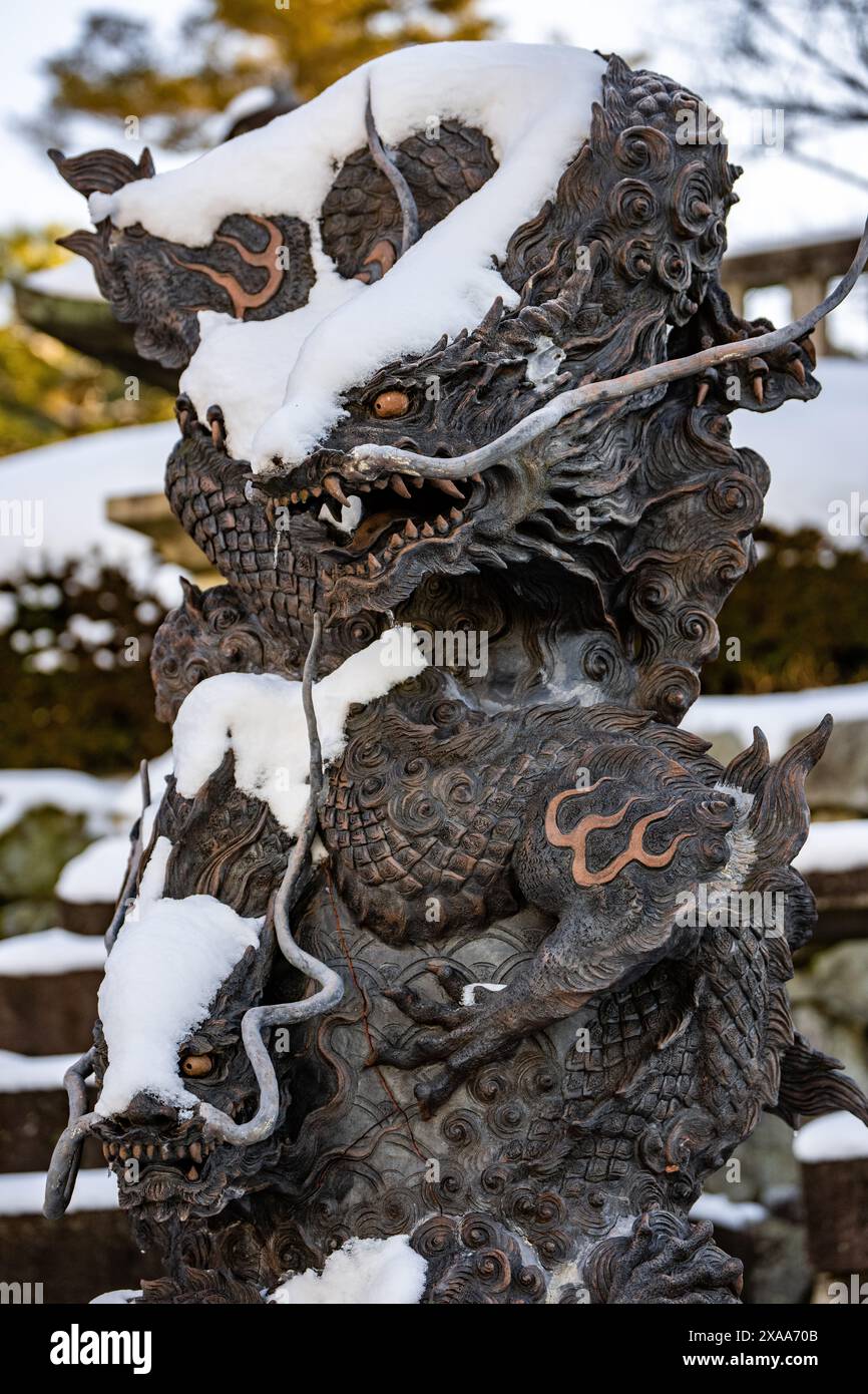 Una minacciosa statua del drago ricoperta di neve presso l'antico tempio sacro Kiyomizudera a Kyoto in Giappone Foto Stock