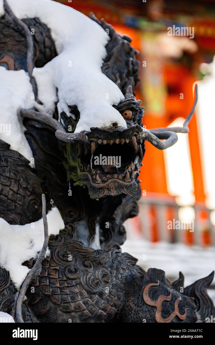 Una minacciosa statua del drago ricoperta di neve presso l'antico tempio sacro Kiyomizudera a Kyoto in Giappone Foto Stock