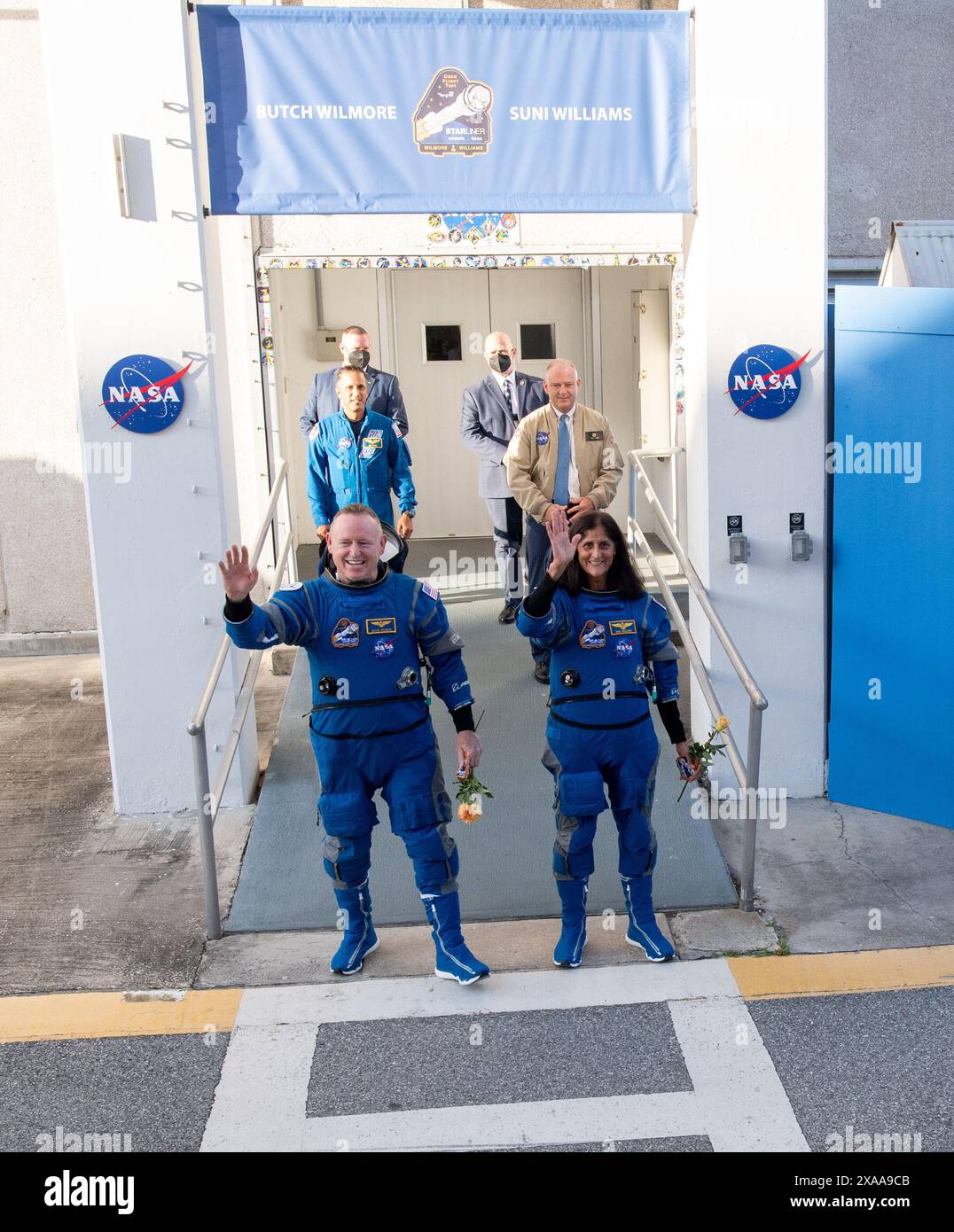 (240605) -- WASHINGTON, 5 giugno 2024 (Xinhua) -- gli astronauti della NASA Butch Wilmore (L, front) e Suni Williams (R, front) Wave prima di salire a bordo del veicolo spaziale Starliner della Boeing alla Cape Canaveral Space Force Station in Florida, Stati Uniti, 5 giugno 2024. La NASA e la Boeing hanno lanciato la prima missione con equipaggio della navicella spaziale Starliner dallo stato della Florida, mercoledì, inviando due astronauti della NASA alla stazione spaziale Internazionale (ISS). (Joel Kowsky/NASA/Handout via Xinhua) Foto Stock