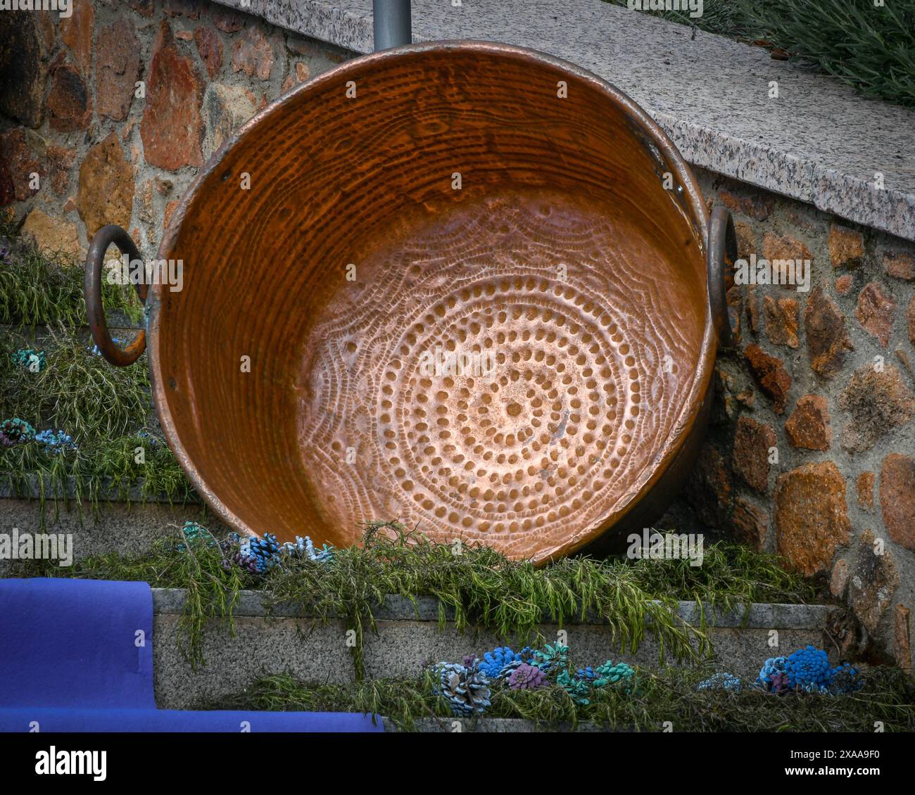 Vecchio utensile da cucina spagnolo in rame Foto Stock