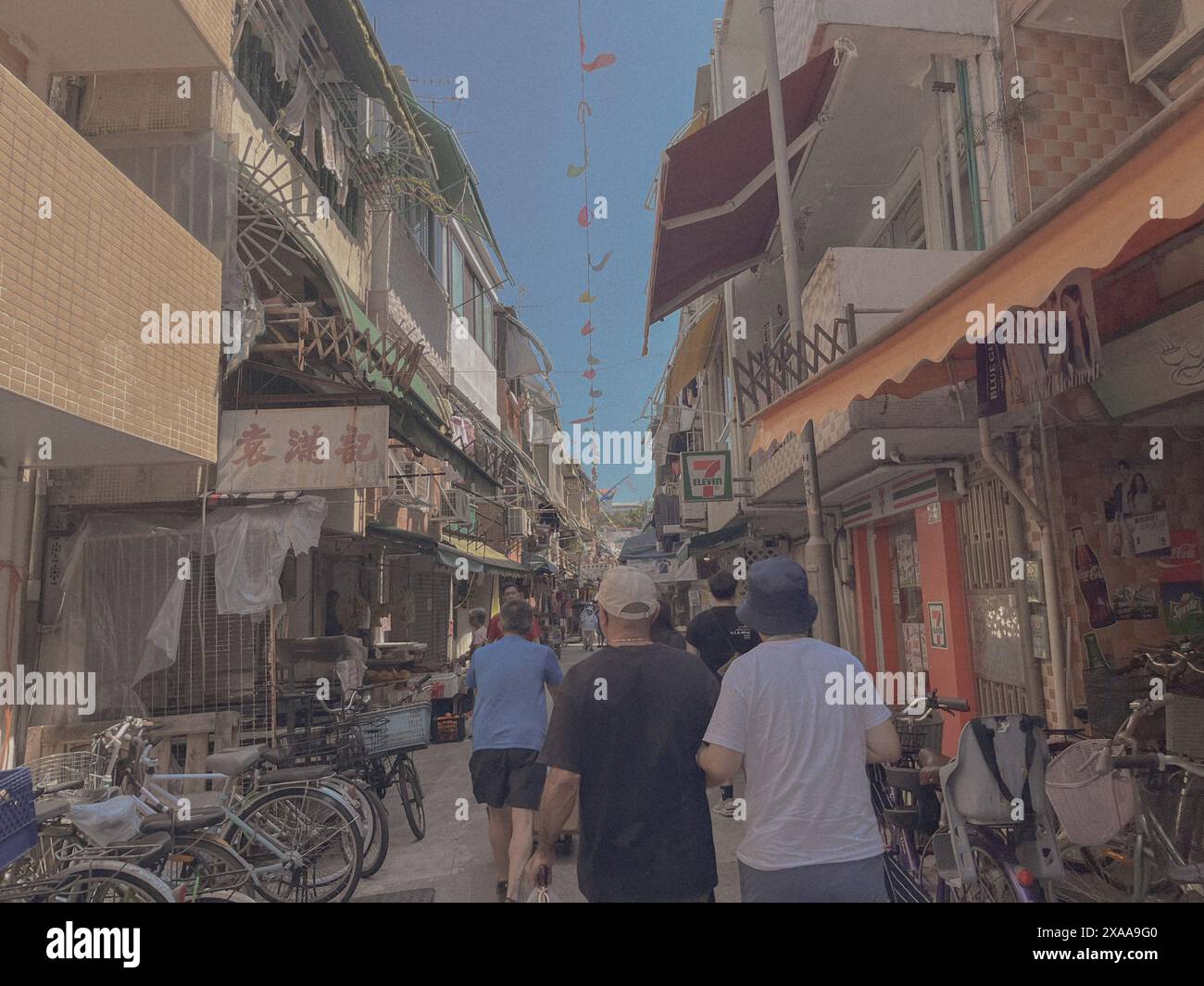 Strada urbana affollata e piena di pedoni a Cheung Chau, Hong Kong Foto Stock