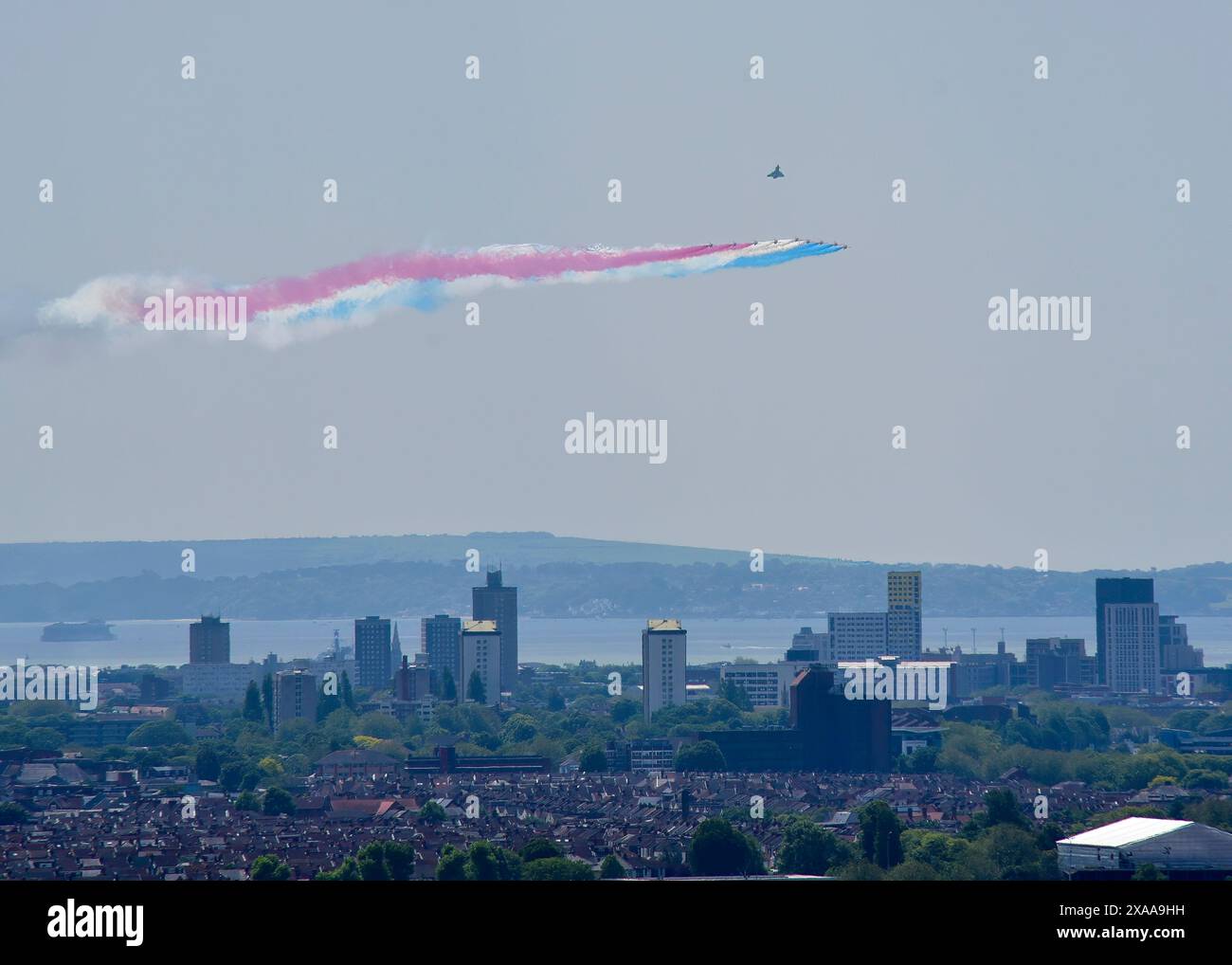 Le frecce rosse sorvolano Portsmouth per celebrare il 80° anniversario del D Day Foto Stock