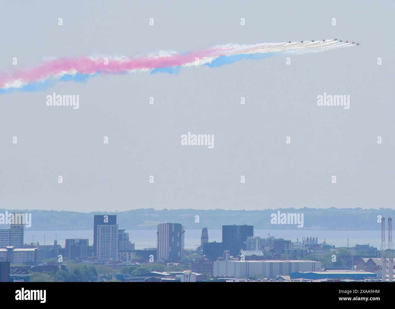 Le frecce rosse sorvolano Portsmouth per celebrare il 80° anniversario del D Day Foto Stock