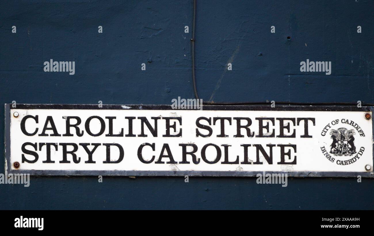 Cardiff, Galles ottobre 29 2023: Cartello Caroline Street su mattoni rossi. Conosciuto anche come Chippy Lane. Famosa come destinazione a tarda notte per una borsa di patatine. Foto Stock