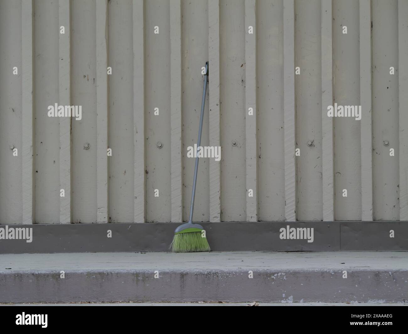 Una scopa solitaria su un muro Foto Stock
