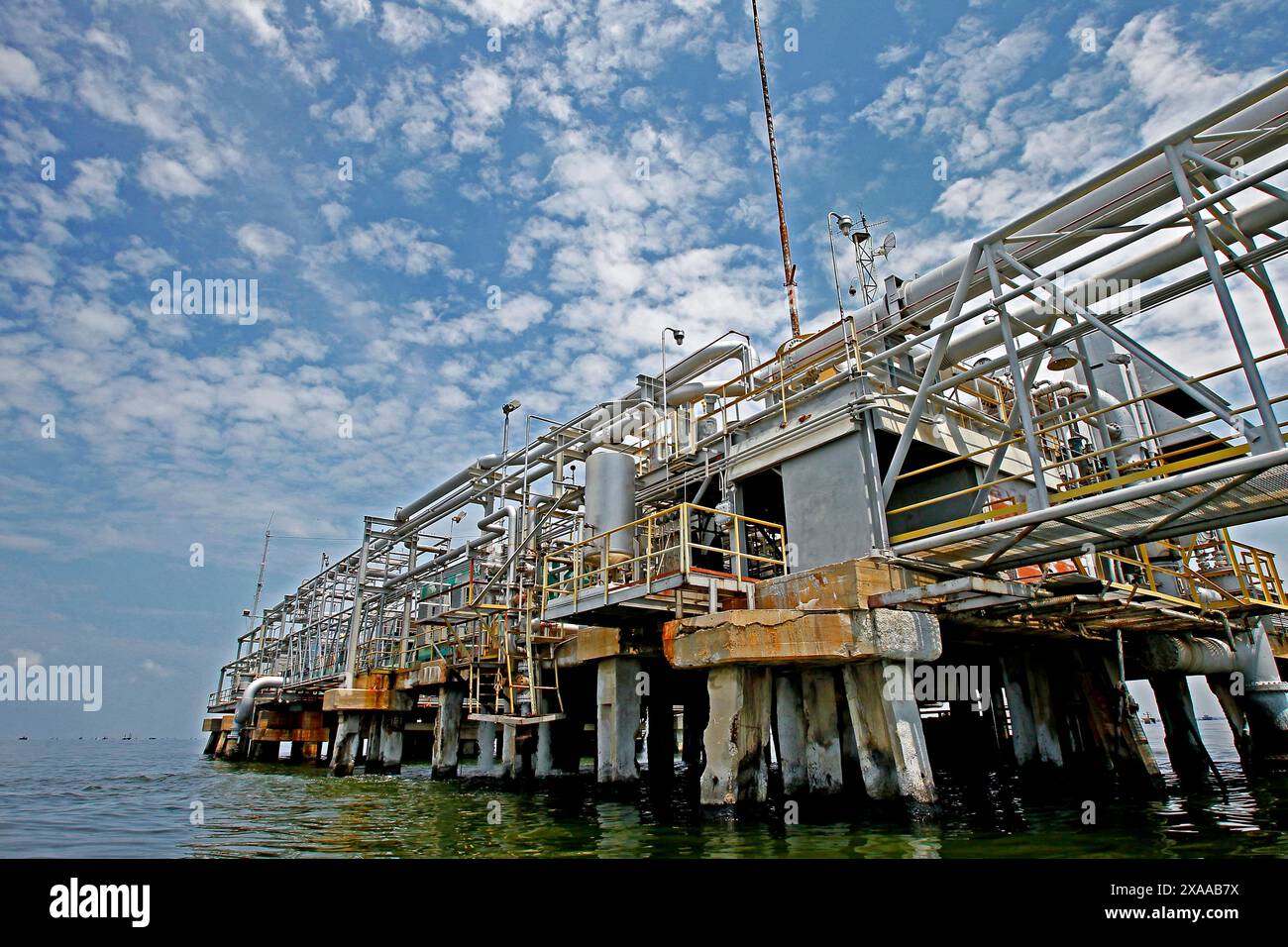 Lago Maracaibo, Venezuela. 03-20-2015. Sul lago Maracaibo si trova una stazione di perforazione. Foto di: Jose Bula. Foto Stock