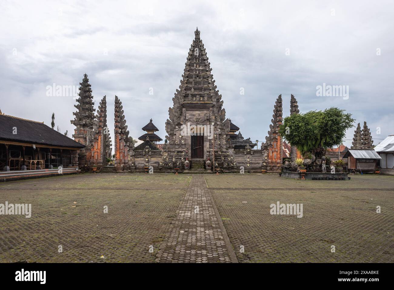 Un esteso complesso di mattoni circondato da torreggianti strutture Foto Stock