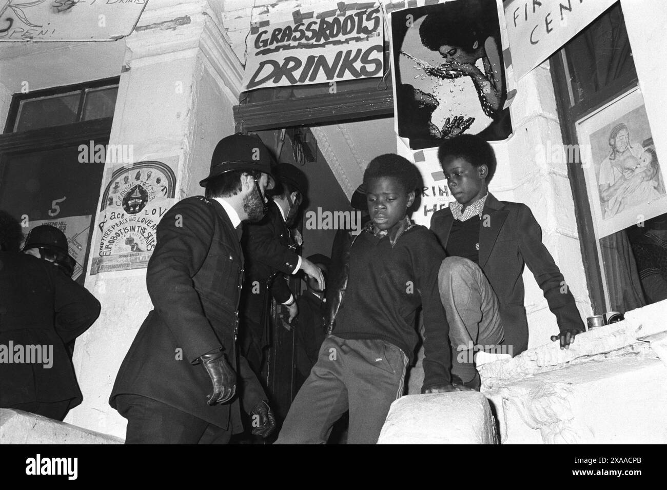 La rivolta del carnevale di Notting Hill agosto festivi lunedì 1976. La polizia irrompe in una casa privata a All Saints Road durante le rivolte del Carnevale di Notting Hill. Notting Hill, Londra, Inghilterra, agosto 1979. Anni '1970 Regno Unito. HOMER SYKES Foto Stock