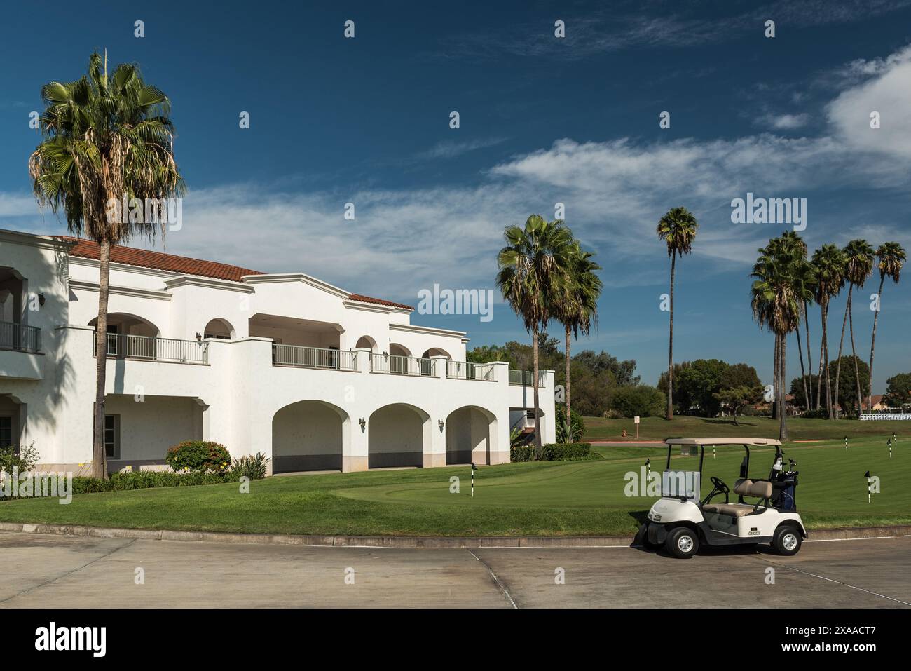 Un golf cart parcheggiato in una strada cittadina vicino a un edificio Foto Stock