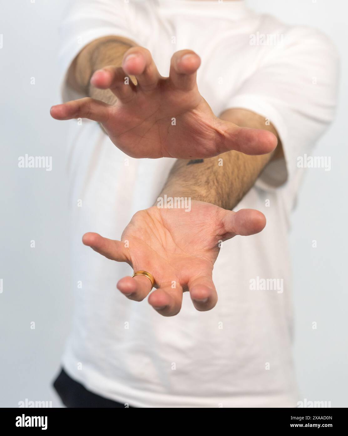 Mani che eseguono la posa di Kamehameha in un colpo ravvicinato dettagliato Foto Stock