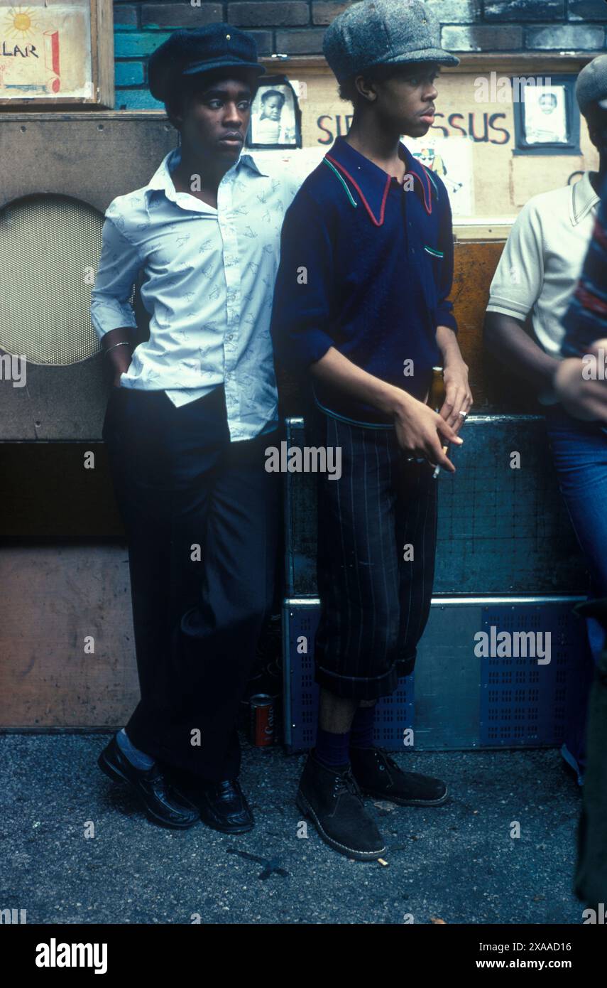 Due adolescenti britannici neri che ascoltano il sistema audio. (L-R) Ras Digby del Sir Jesus Sound System e il suo amico Diamonds, alias Leslie Joseph. Notting Hill, Carnevale, giorni festivi lunedì, Londra, Inghilterra 27 agosto 1979. 1970 UK HOMER SYKES Foto Stock