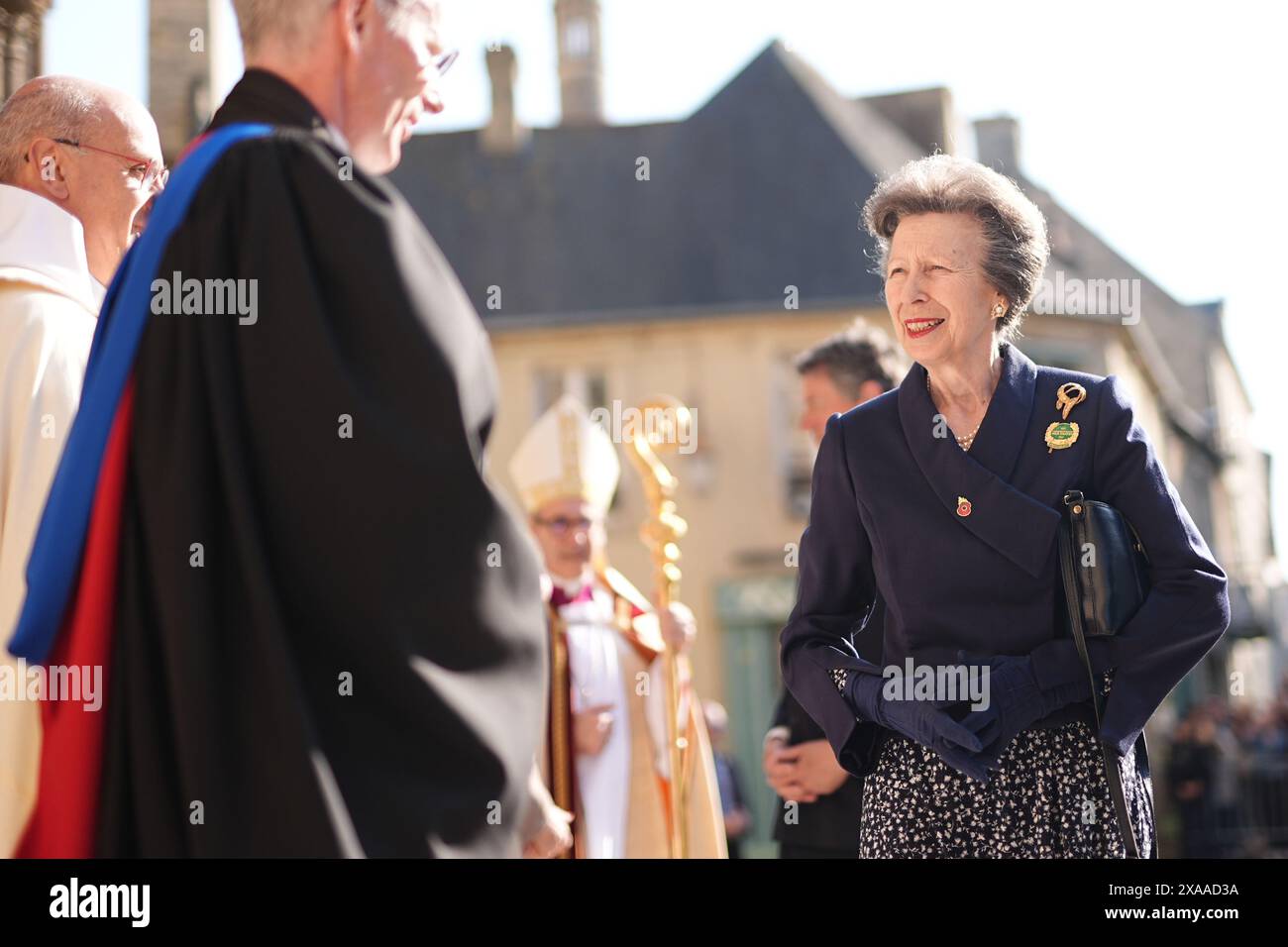 La Princess Royal, presidente della Commonwealth War Graves Commission, accompagnata dal vice ammiraglio Sir Tim Laurence, partecipa al servizio annuale della Commonwealth War Graves Commission nella cattedrale di Bayeux, a Bayeux, in Francia, durante gli eventi per celebrare il 80 ° anniversario del D-Day. Data foto: Mercoledì 5 giugno 2024. Foto Stock