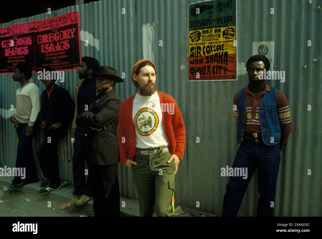 Rastafarian maschio bianco che indossa il tradizionale teschio a maglia nei colori etiopi; rosso, giallo e verde, sulla sua T-shirt lo slogan recita "conquista del Leone di Giuda". Indossa anche una spilla con un'immagine del leader etiope Haile Selassie. Notting Hill, Londra, Inghilterra 27 agosto 1979. 1970 UK HOMER SYKES Foto Stock