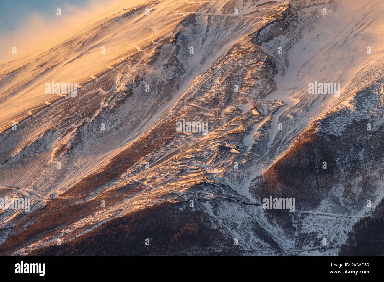 Una panoramica ravvicinata di sentieri innevati ed edifici sul Monte Fuji a Fujikawaguchiko, Giappone. Foto Stock