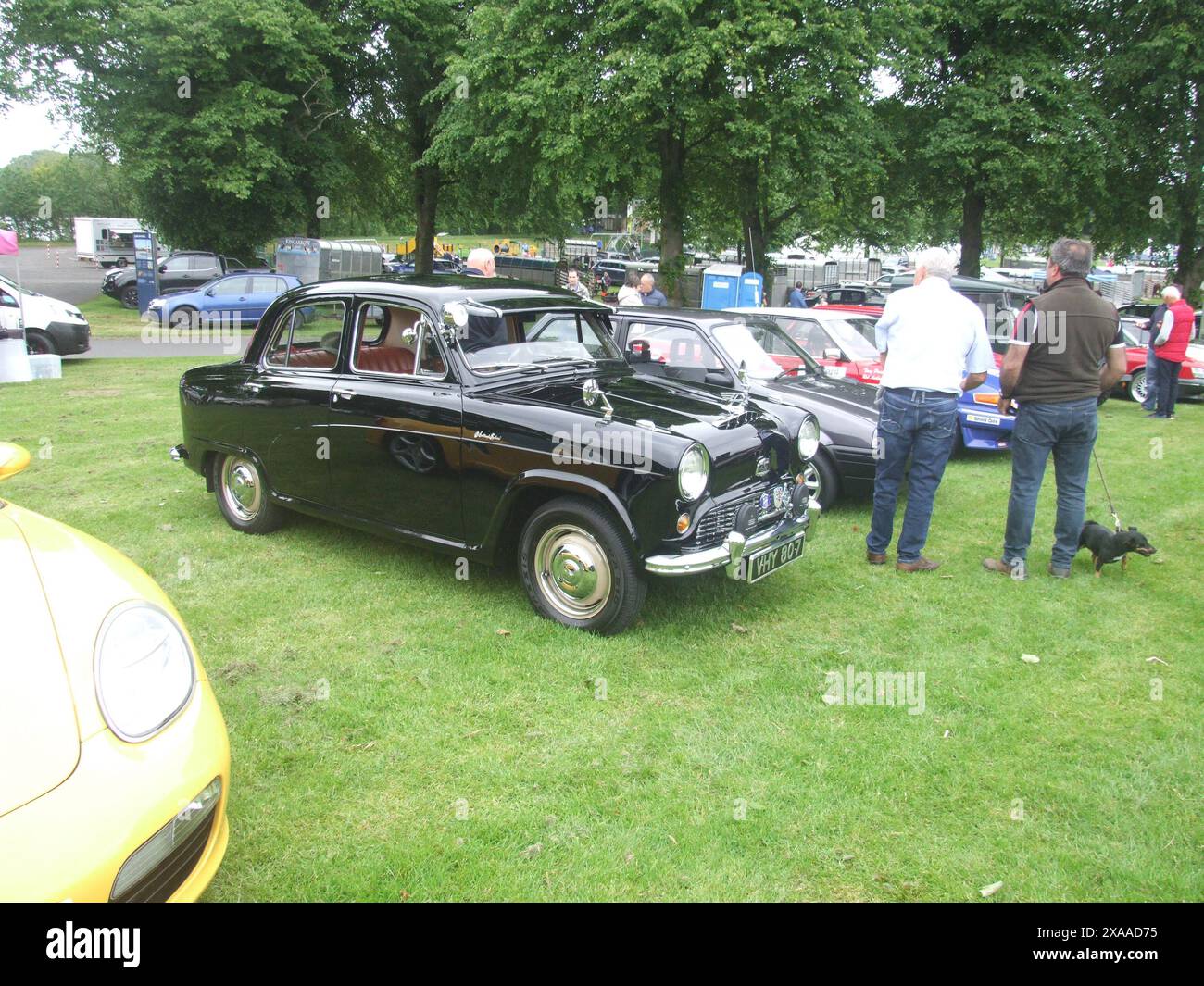 Davanti a una berlina Austin a quattro porte degli anni cinquanta, famosa come auto per famiglie durante il periodo Foto Stock