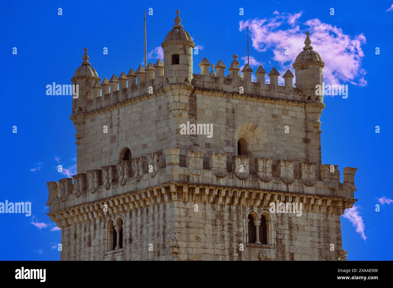 Torre di Belem, uno dei siti più iconici e fotografati di tutta Lisbona, in stile manuelino portoghese Foto Stock