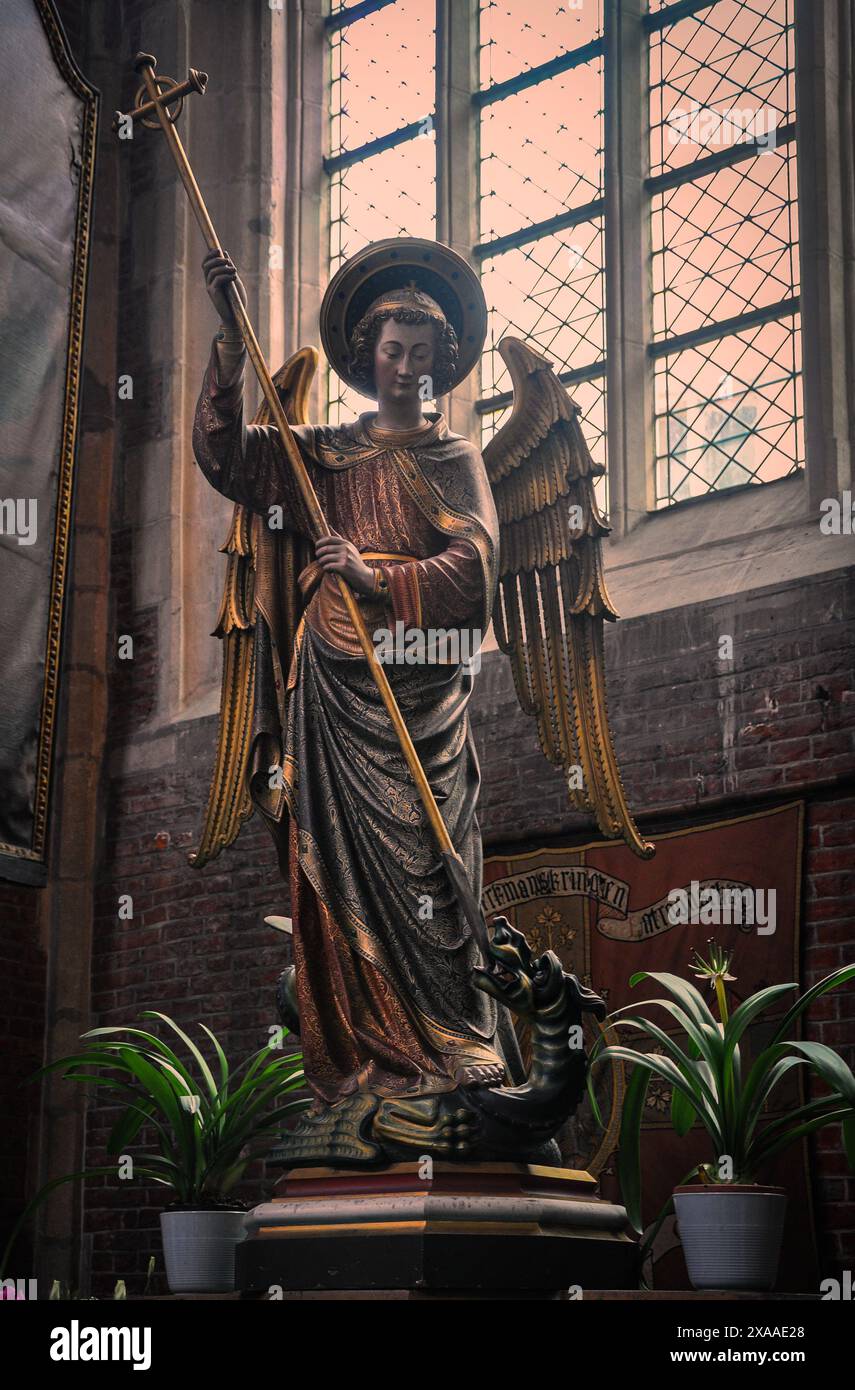 San Giorgio e il drago, un santo molto venerato nella cattedrale di Anversa Foto Stock
