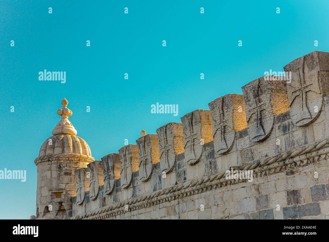 Torre di Belem, uno dei siti più iconici e fotografati di tutta Lisbona, in stile manuelino portoghese Foto Stock