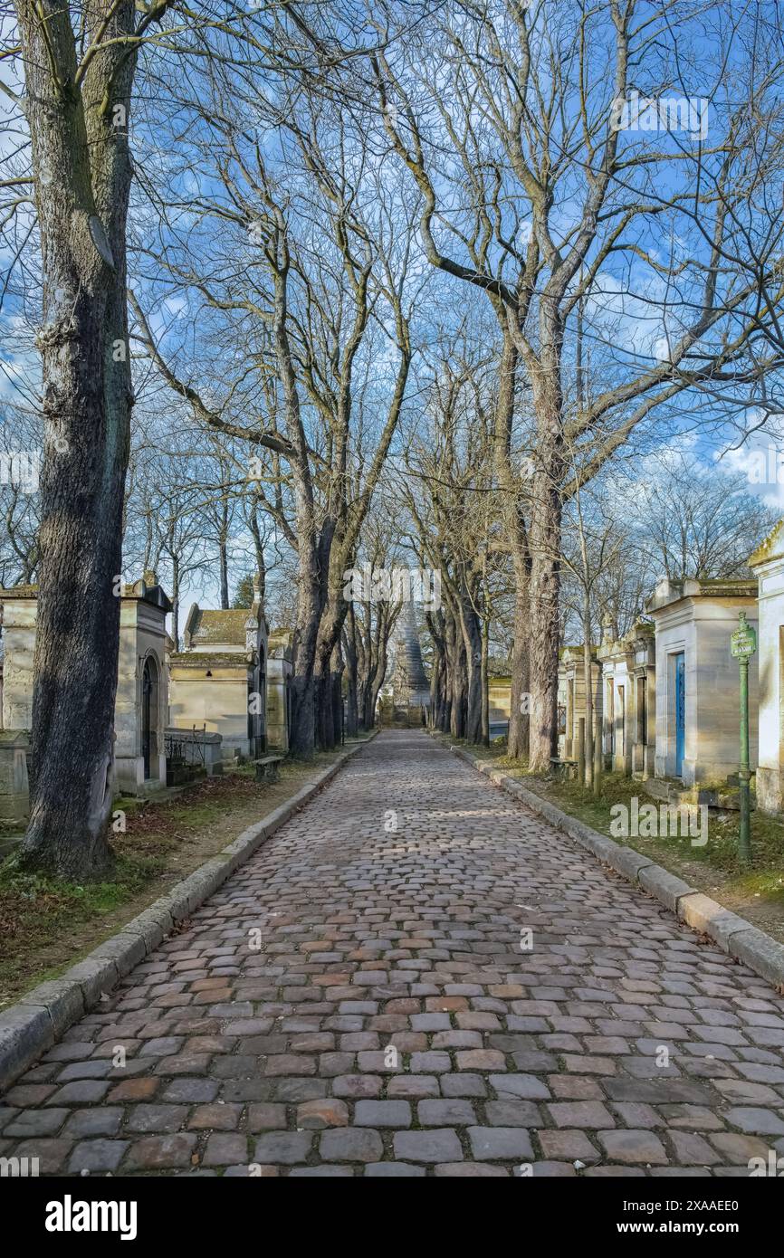 Una vista panoramica del cimitero Pere-Lachaise, vicolo acciottolato con tombe in inverno a Parigi, in Francia Foto Stock