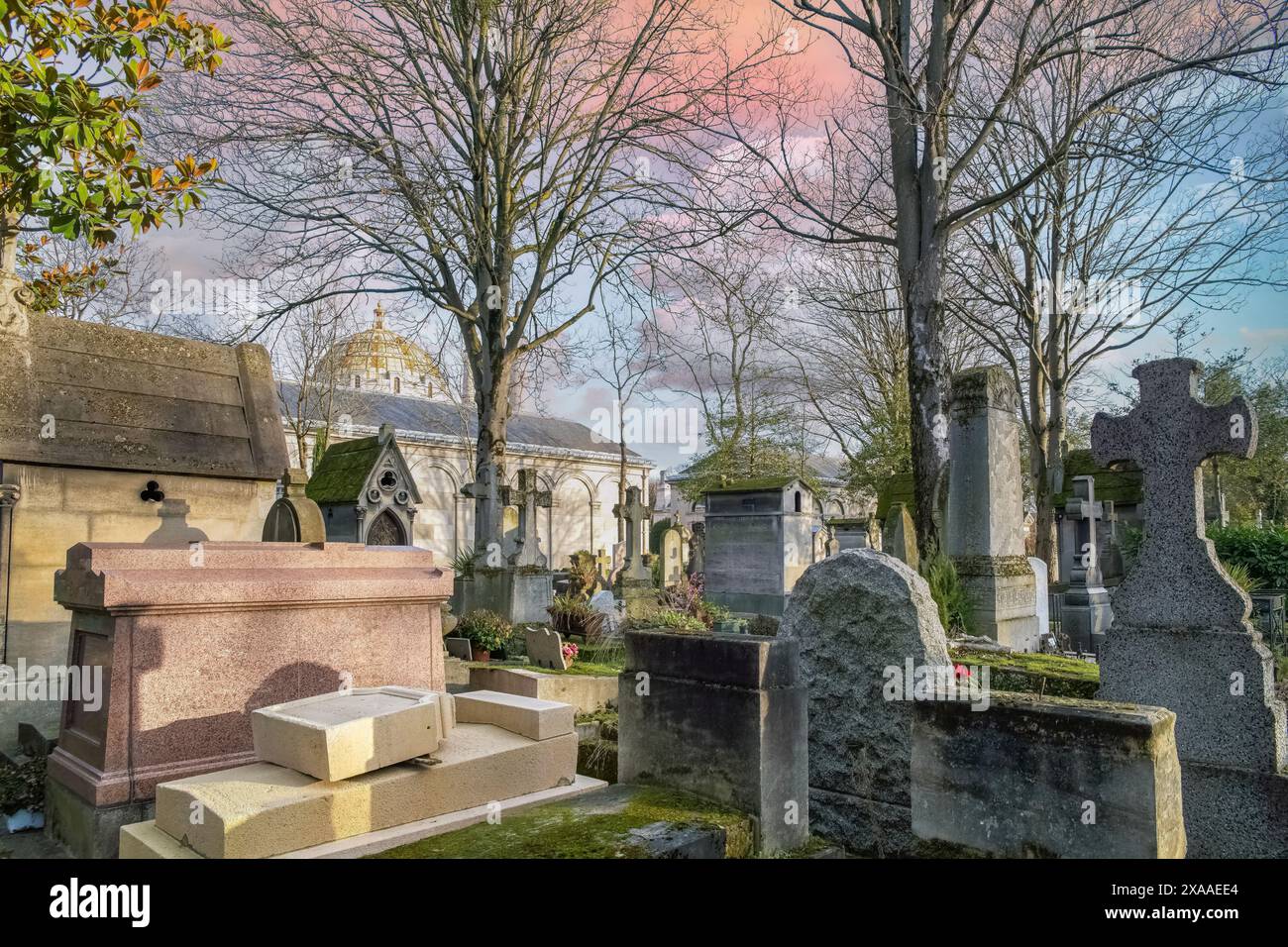 Una vista panoramica del cimitero Pere-Lachaise, vicolo acciottolato con tombe in inverno a Parigi, in Francia Foto Stock