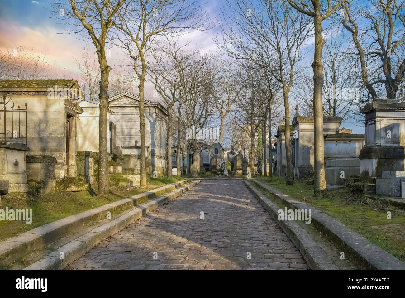 Una vista panoramica del cimitero Pere-Lachaise, vicolo acciottolato con tombe in inverno a Parigi, in Francia Foto Stock