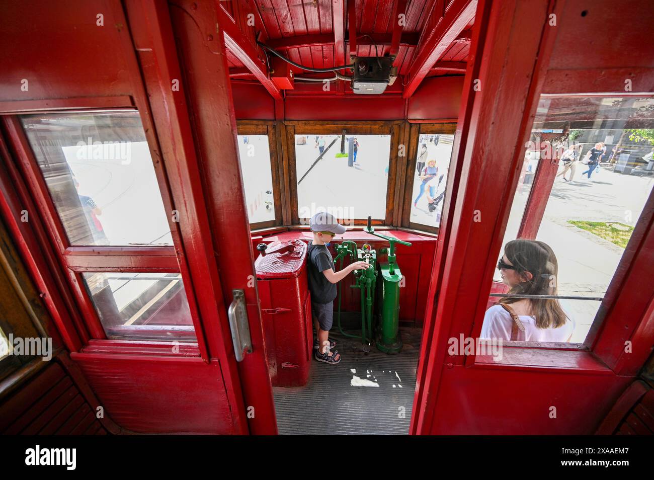 LEOPOLI, UCRAINA - 1 GIUGNO 2024 - Un ragazzo esplora una delle vecchie carrozze del tram durante una mostra in Piazza Dvirtseva che celebra i 130 anni di tram di Leopoli, Ucraina occidentale. Foto Stock